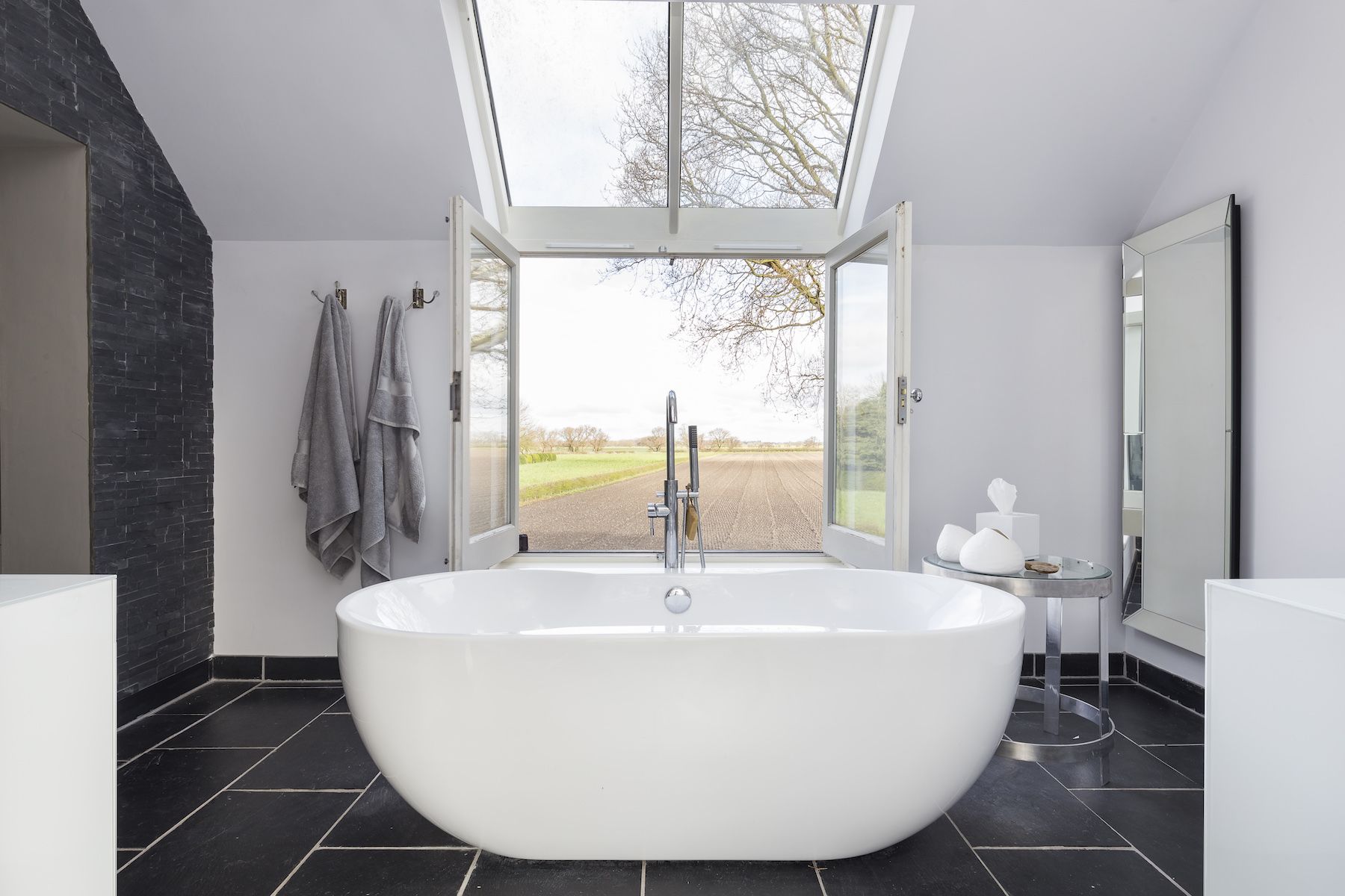 Vannas istabas dizaina tendences 2019, vanna skaistā vannas istabā ar skatu