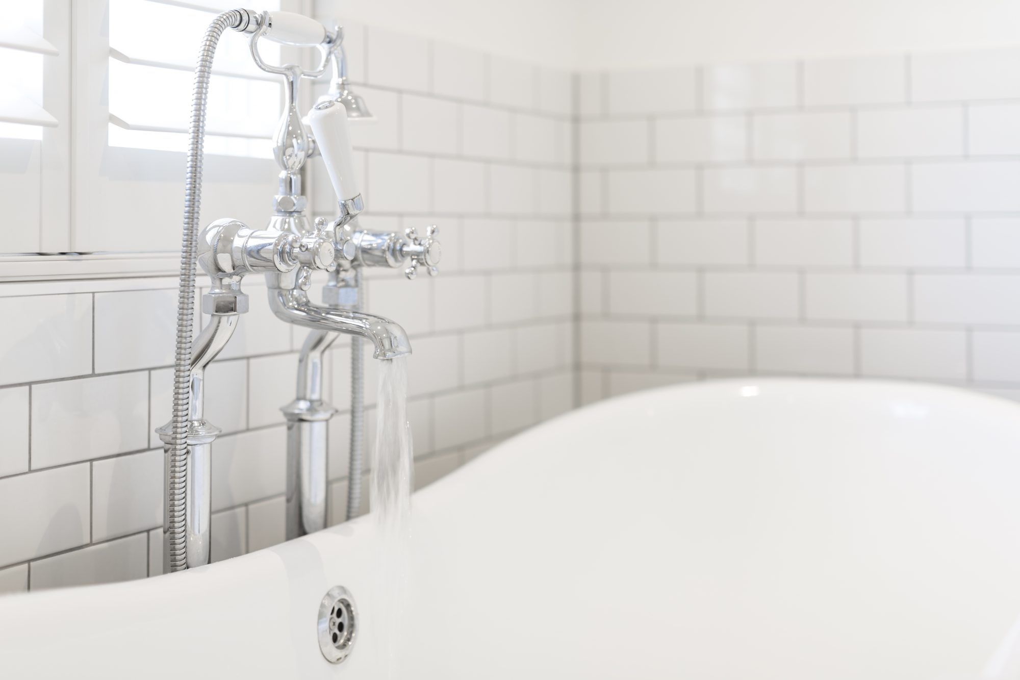 Badezimmer-Designtrends 2019, Chrom-Wasserhahn an der Badewanne