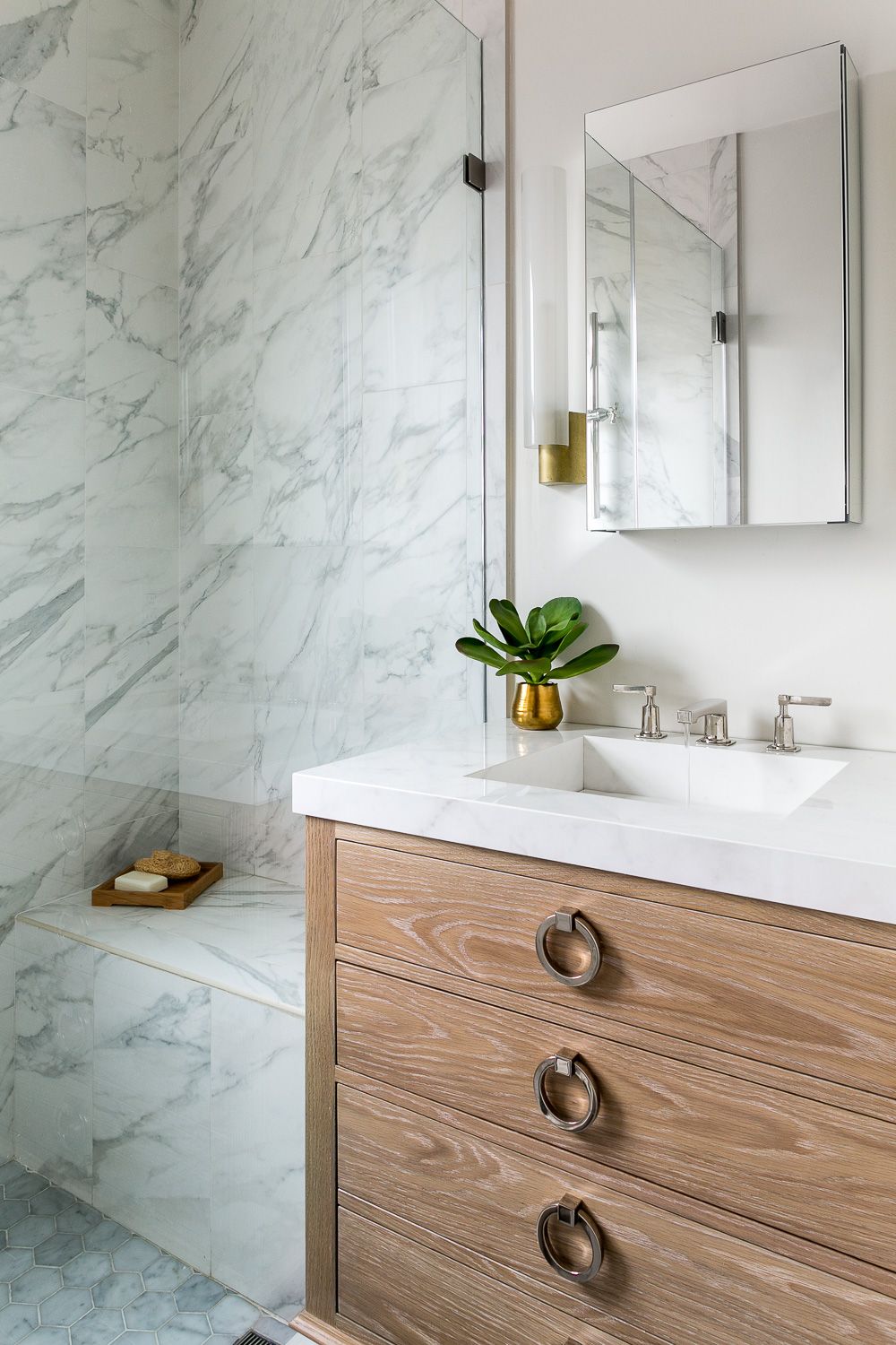 Tendencias de diseño de baño 2019, tocador de madera en un bonito baño