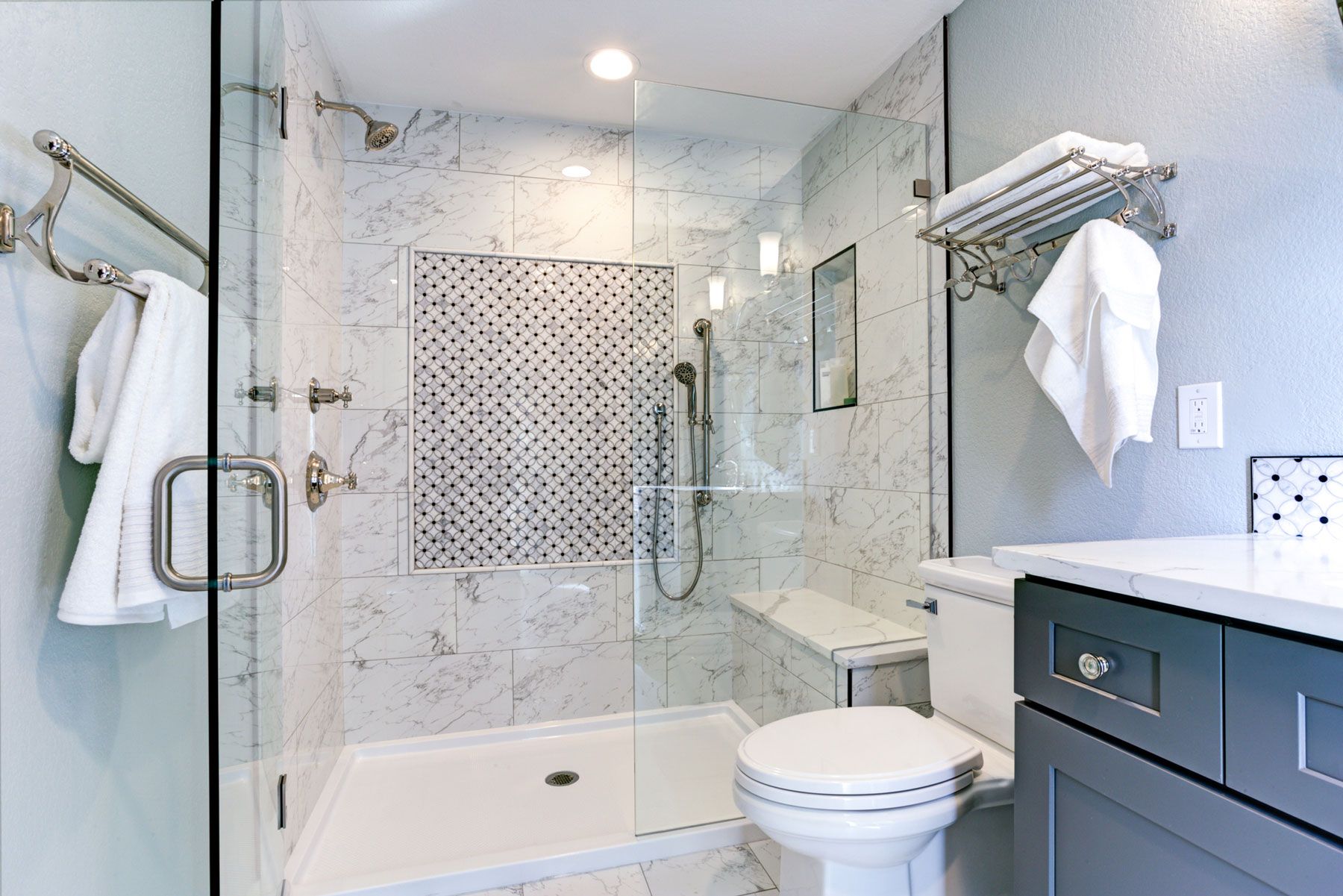 Ces astuces de conception de salle de bain rendront votre salle de bain plus propre