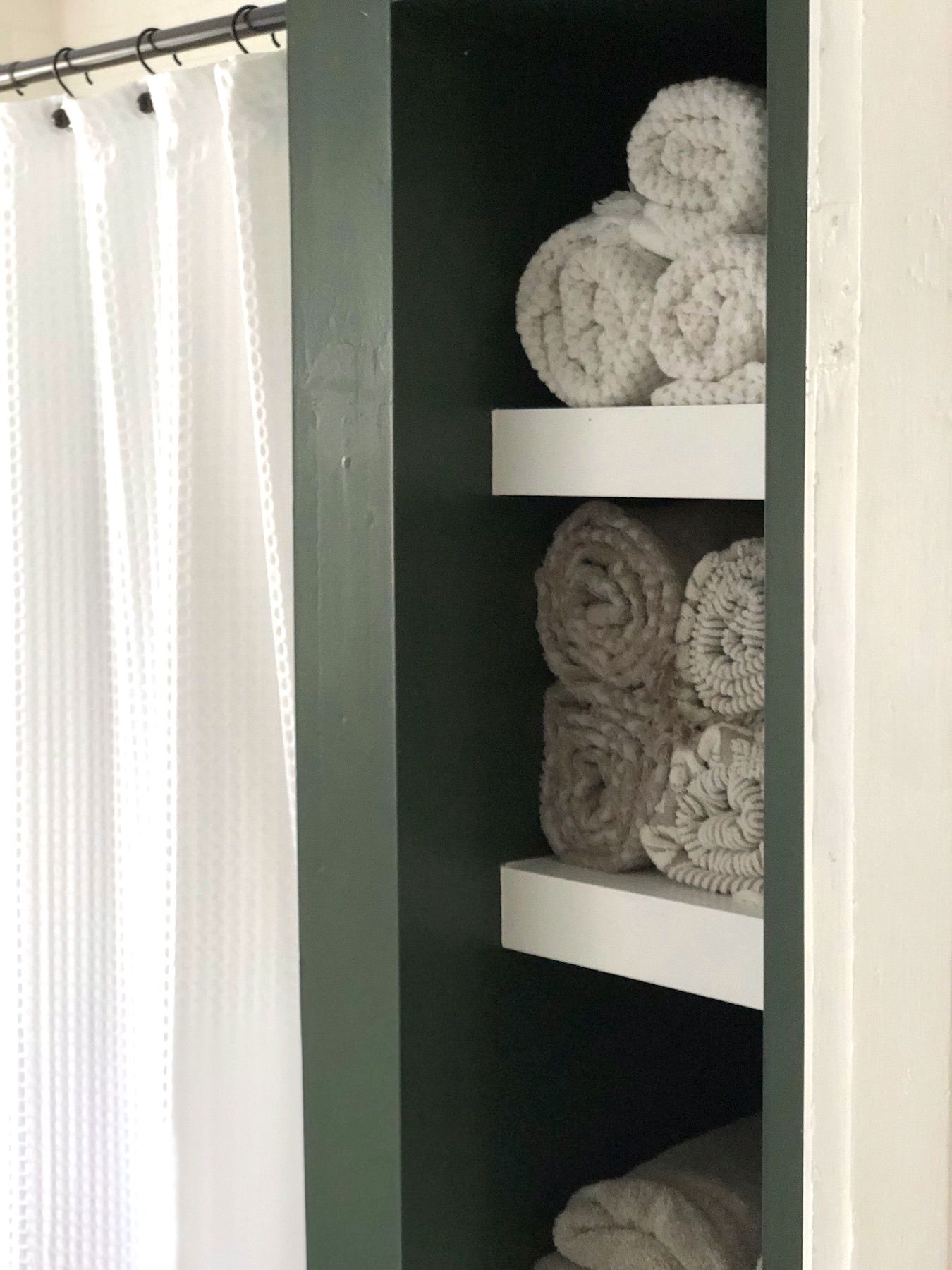 „Elsie Larson“ rankšluosčių lentyna mažam vonios kambario laikymui