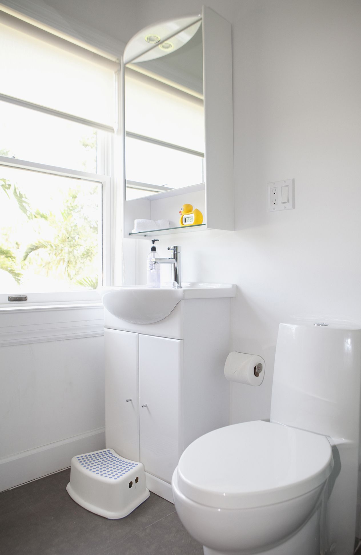 Бяла мивка за баня и шкаф за лекарства за малко съхранение в банята