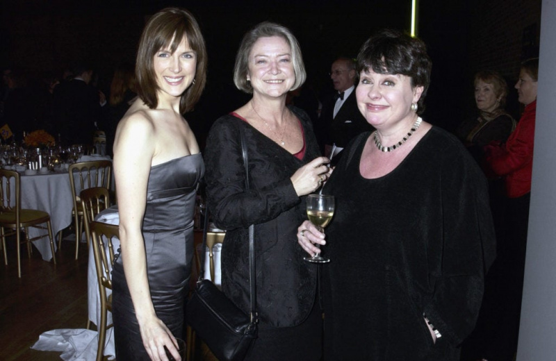  Η Katie Derham, η Kate Adie και η Sheena Macdonald παρευρίσκονται στα The Whitbread Book Awards στο The Brewery στις 28 Ιανουαρίου 2003 στο Λονδίνο.