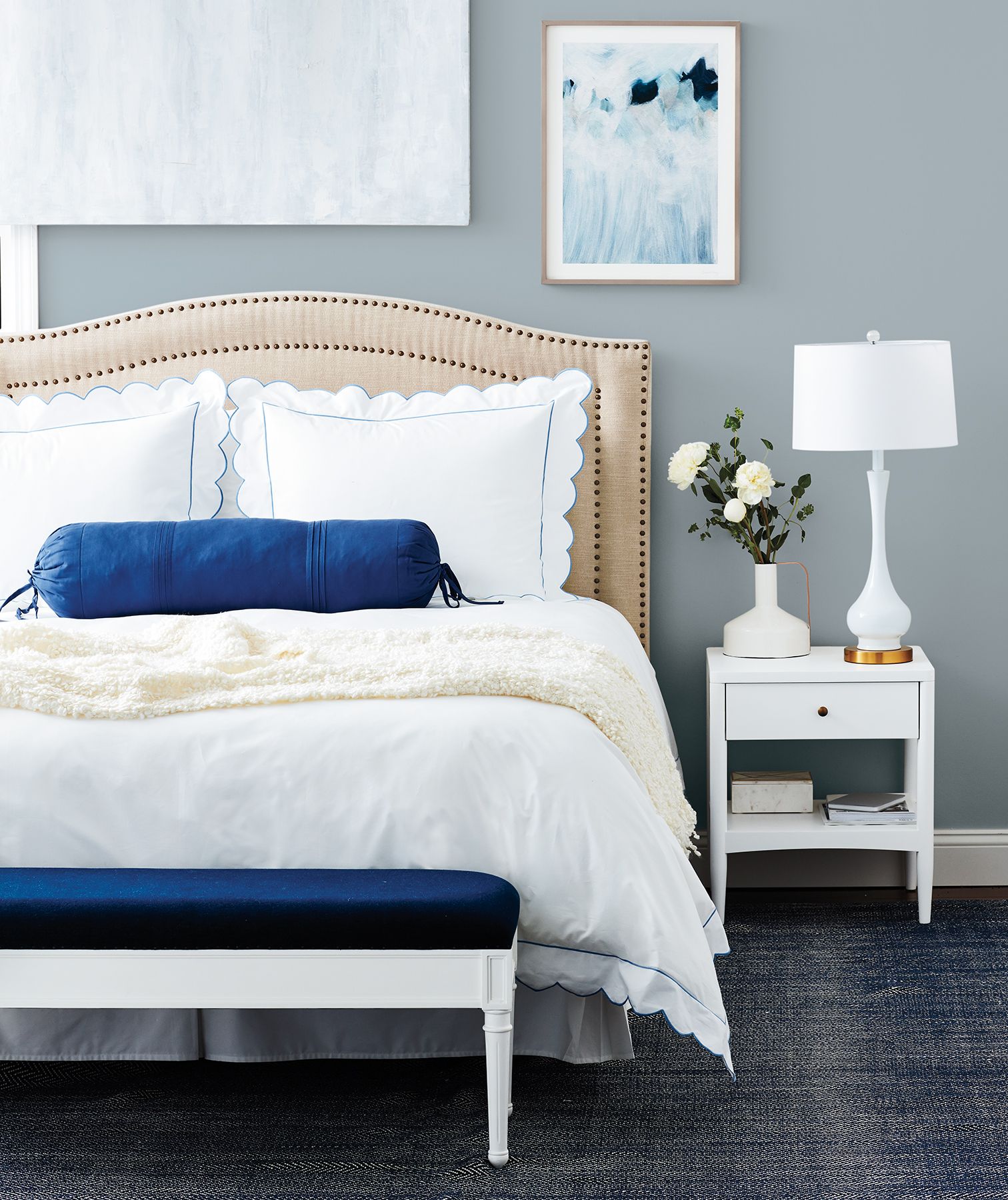 Klasiska guļamistaba pelēkos, zilos, baltos toņos