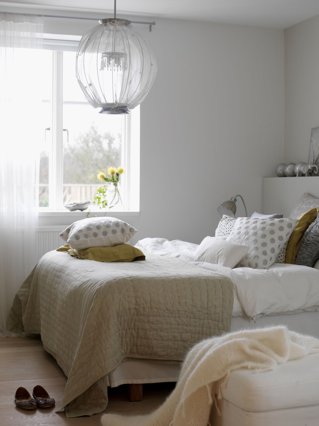 Удобна зимска спаваћа соба са ћебадима и јастуцима