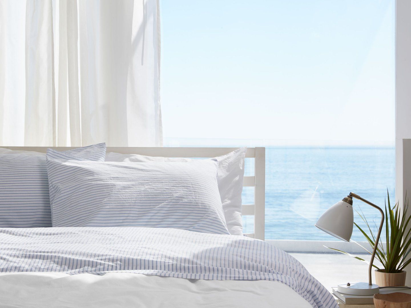 海沿いの青い縞模様のパーケール寝具