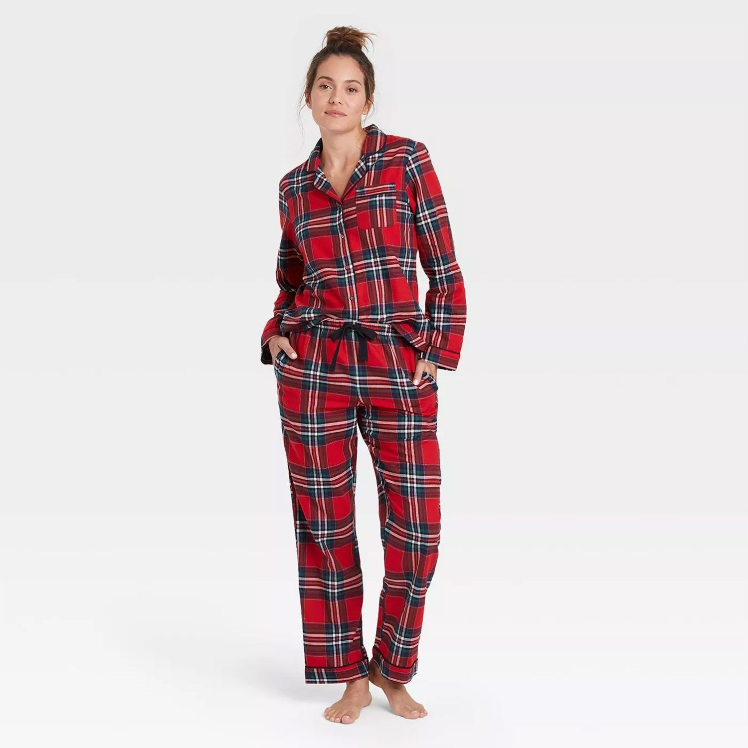 sihikuks naiste ruuduline flanellist pidžaamakomplekt, mille tähed on tumepunase kohal