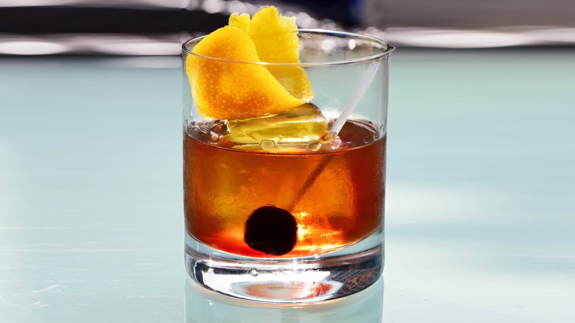 Hur man gör en klassisk Manhattan-cocktail