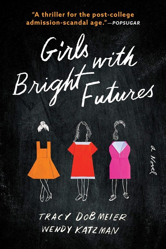 الفتيات مع غلاف كتاب المستقبل مشرق