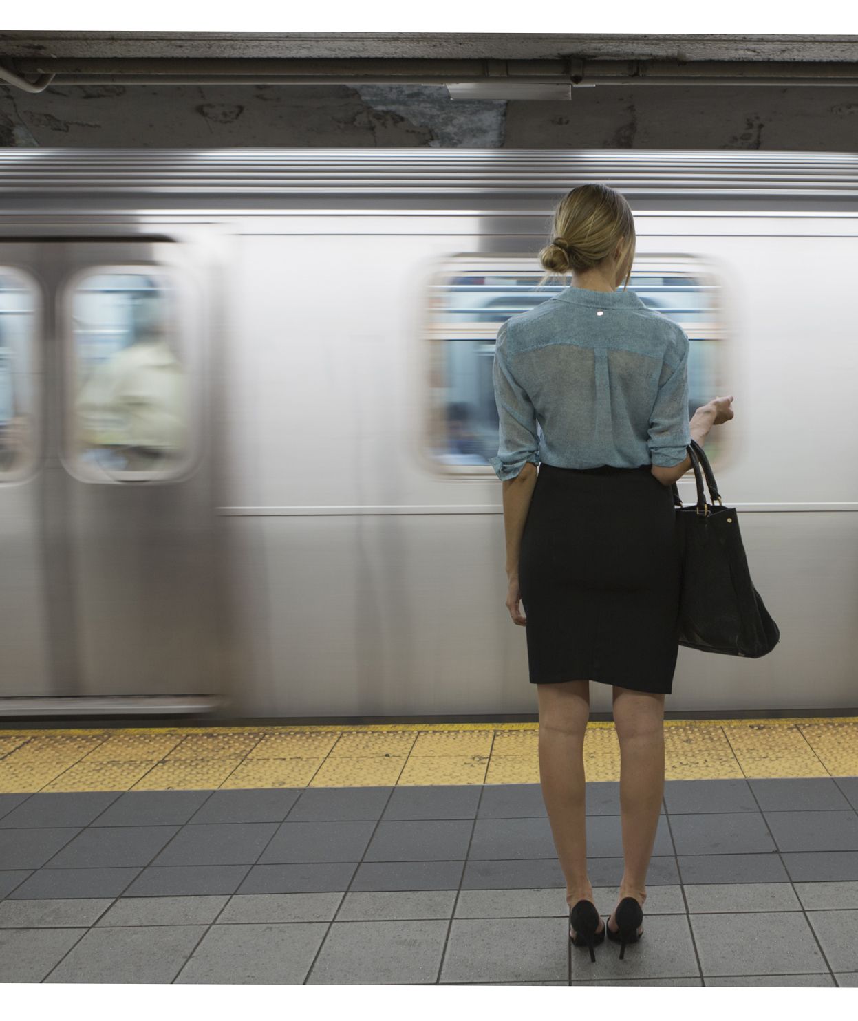 امرأة في مترو الانفاق