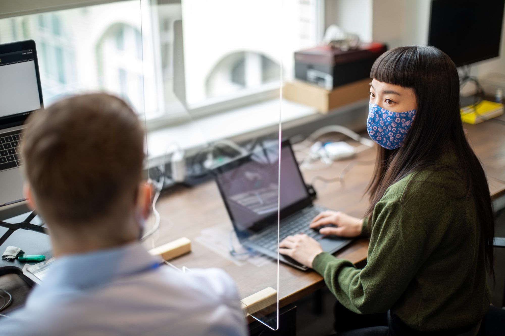 6 Sicherheitsfragen zur Pandemie, die Sie Ihrem Arbeitgeber vor der Rückkehr ins Büro stellen sollten