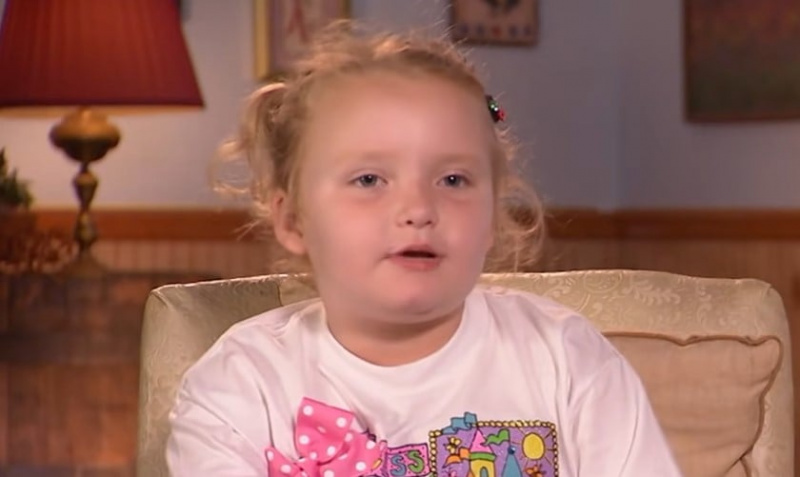   Honey Boo Boo eller Alana Thompson sitter på en stol och talar till kameran om småbarn och tiaror