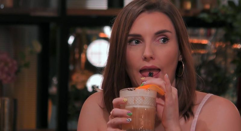 Kuinka tehdä oranssi Sexy Beast cocktail First Datesista