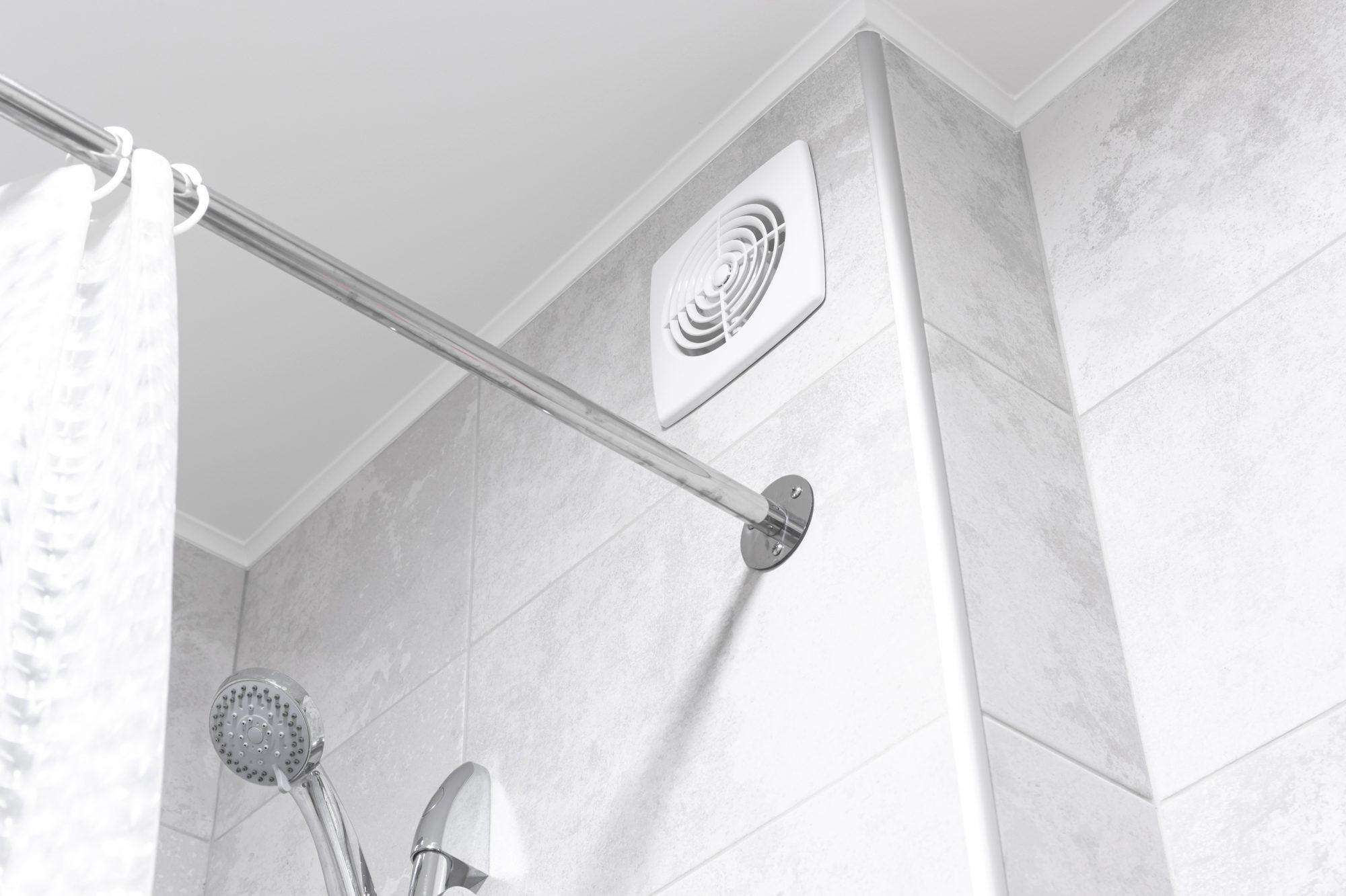 浴室扇風機の掃除方法—おそらくほこりで覆われているため