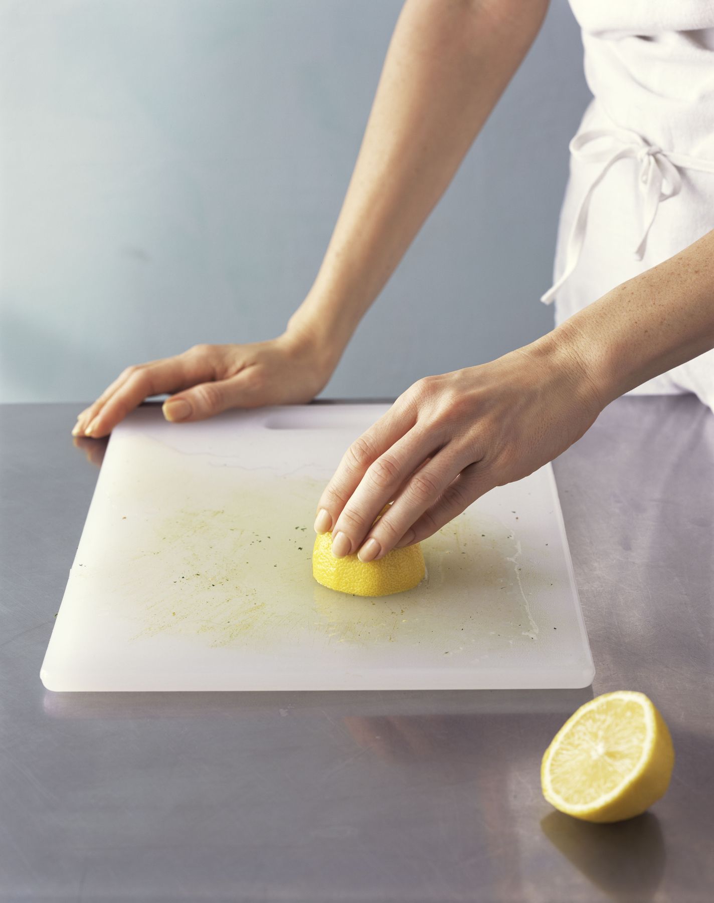 7 načinov, kako vam limona lahko pomaga pri čiščenju celotne hiše