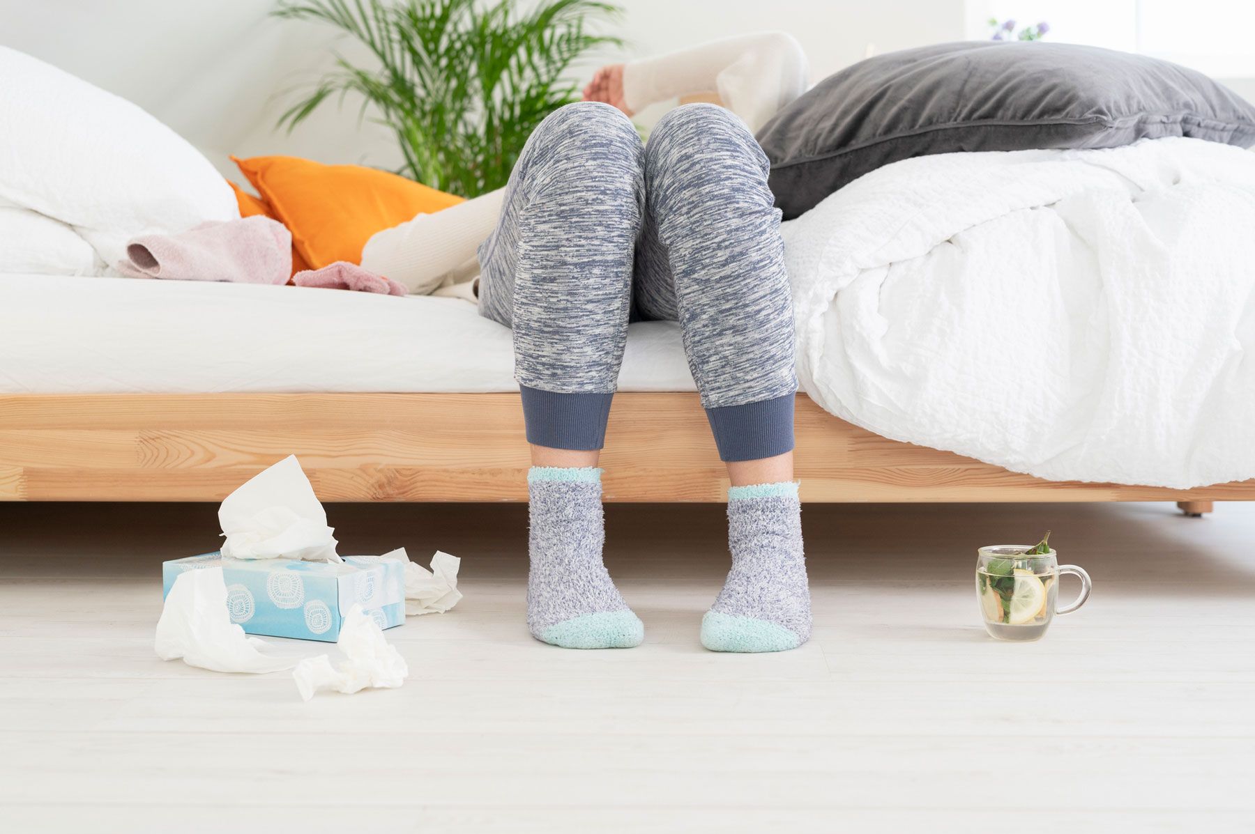 Consejos sorprendentes para la prevención del resfriado y la gripe: mujer enferma con pañuelos