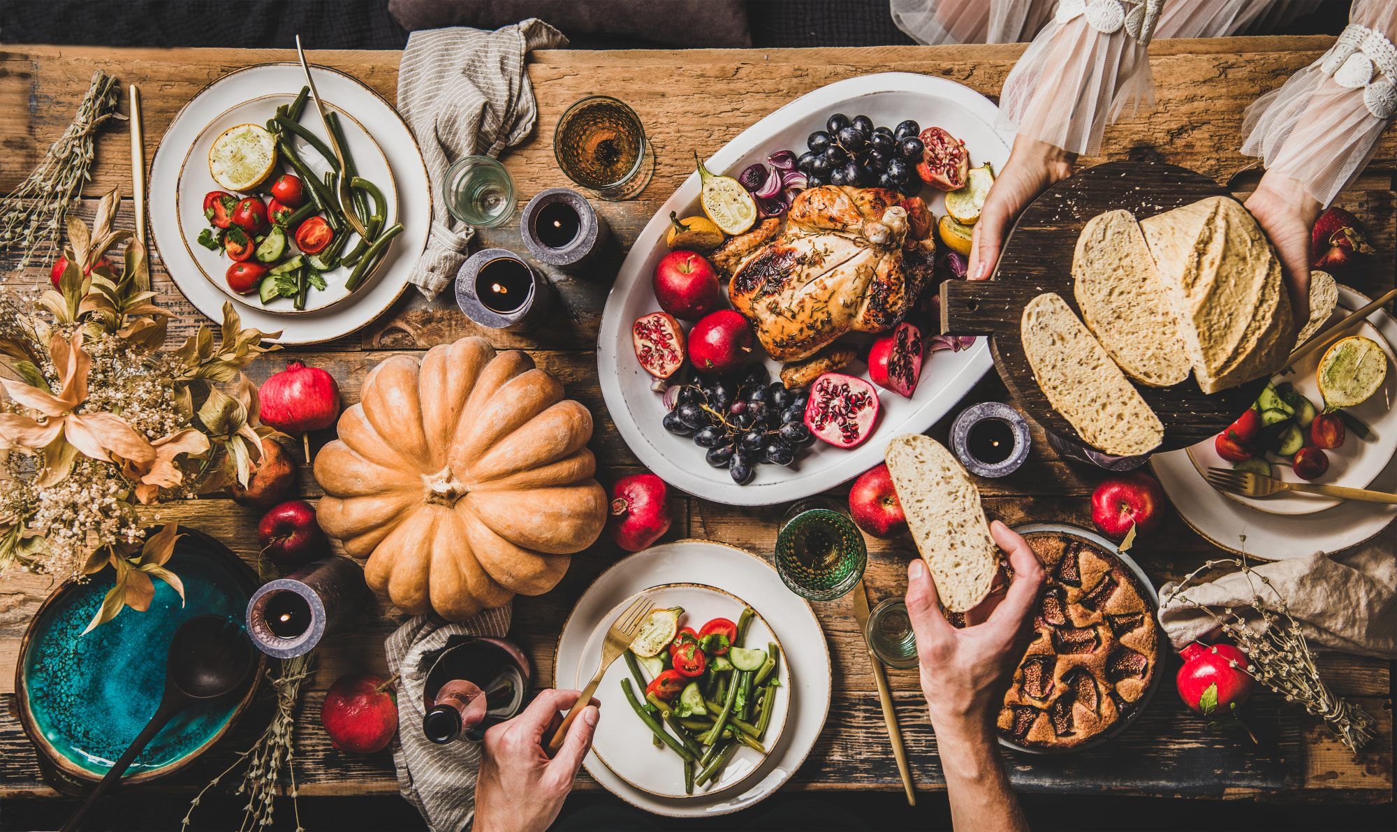 Følg disse 6 enkle trinnene for å arrangere Thanksgiving for to som vil føles like festlig (og deilig) som alltid
