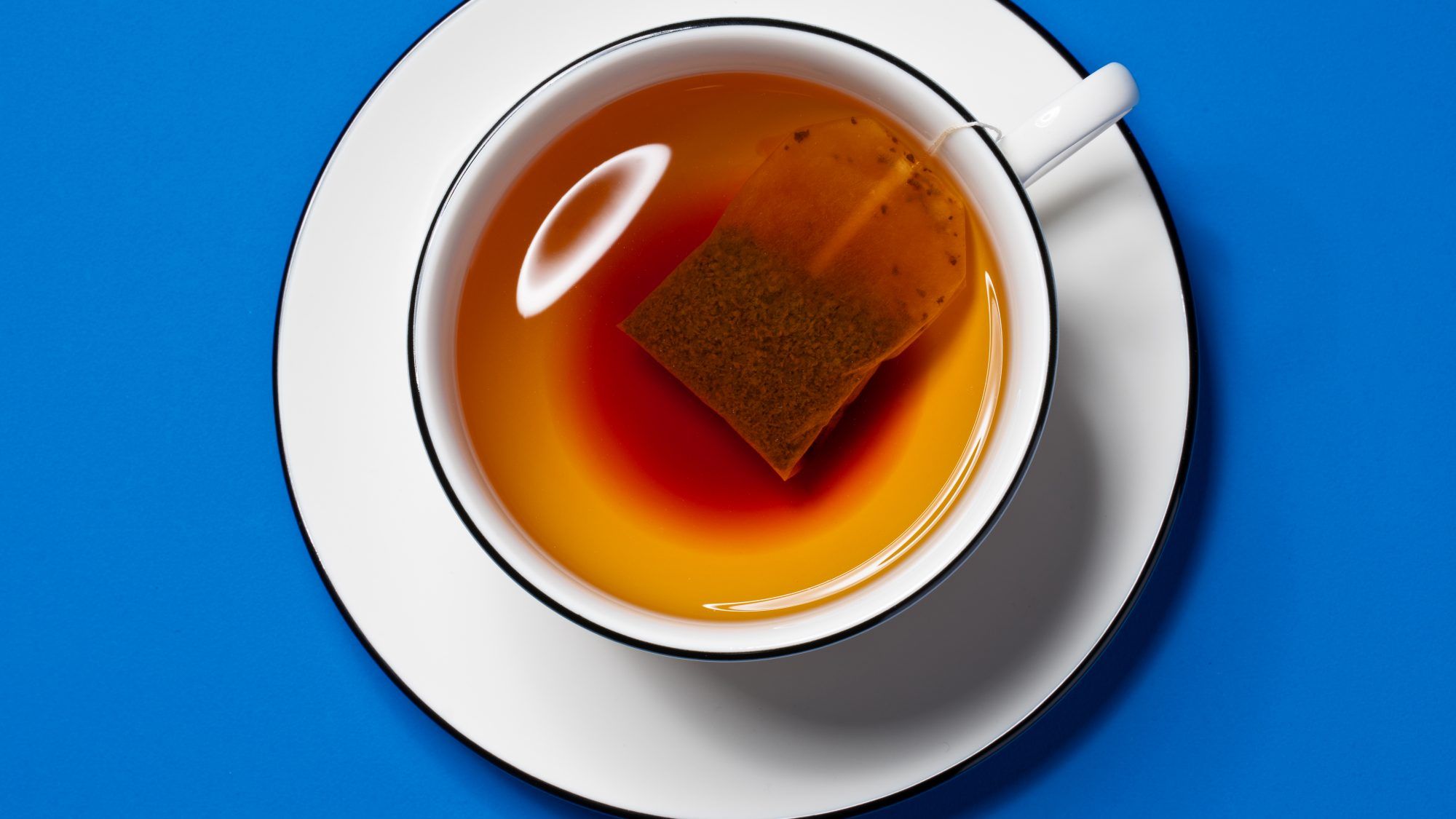 Hvorfor du aldri bør mikrobølgeovn te - pluss den rette måten å brygge den på