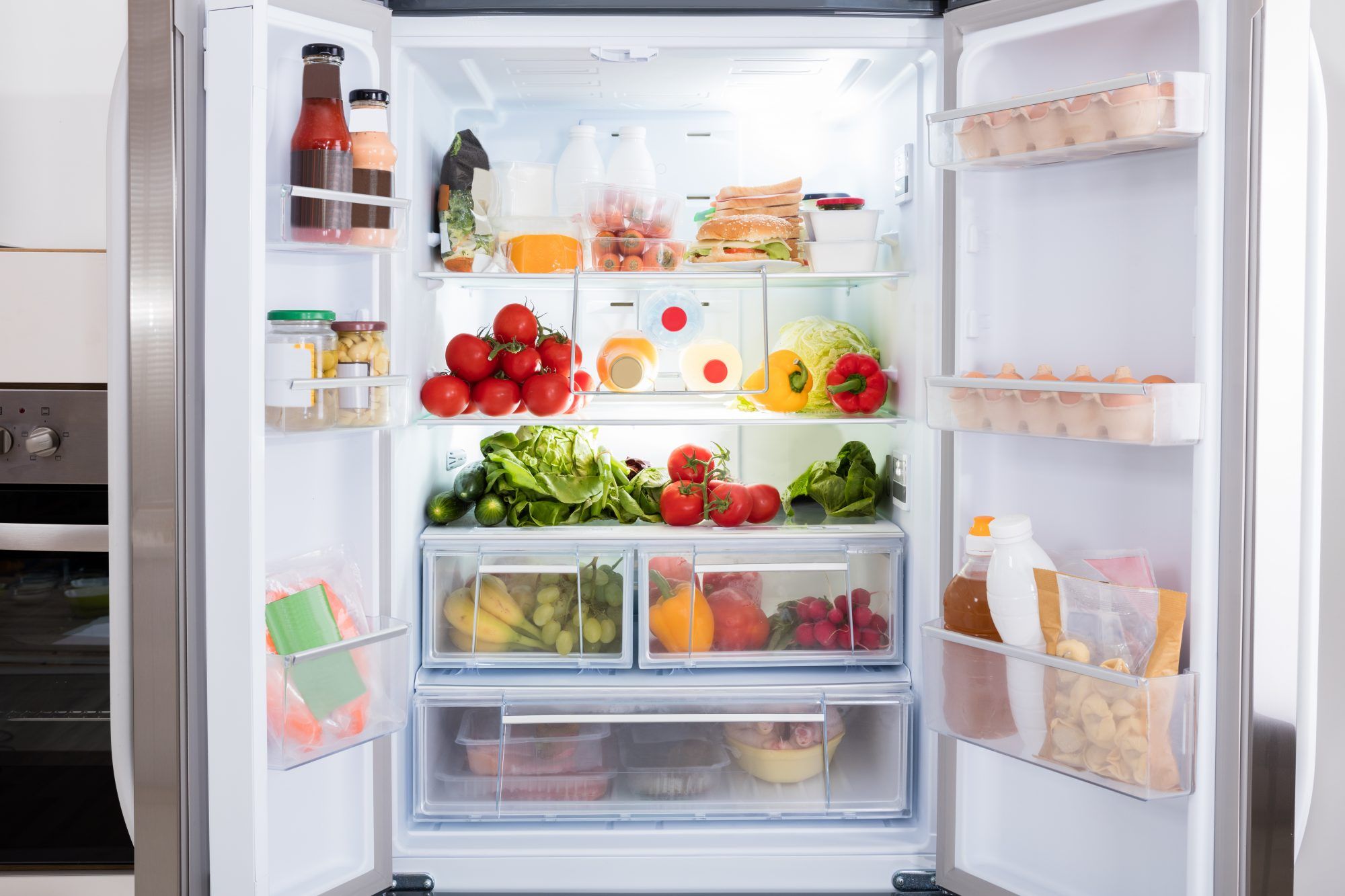 Hűtőszekrény tele termékekkel és élelmiszerekkel