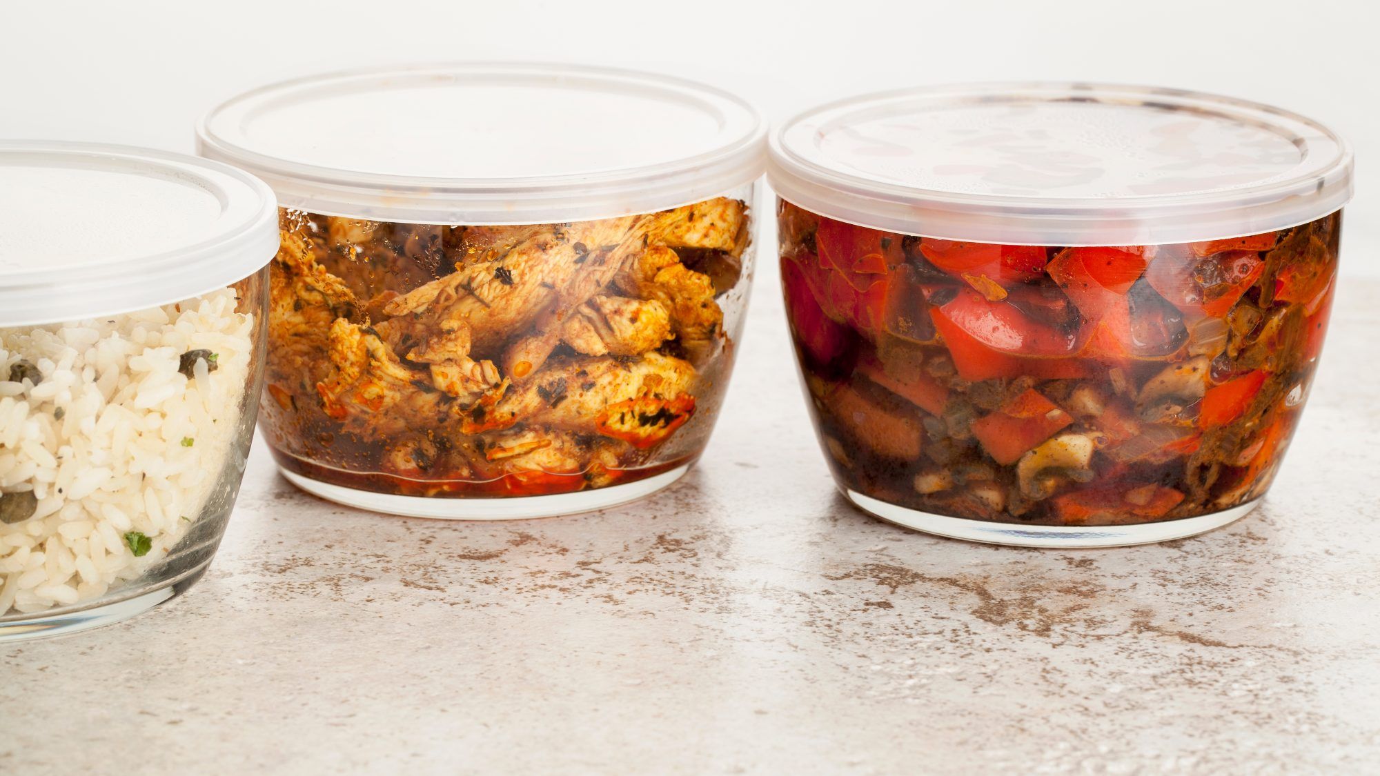 كيفية إعادة تسخين بقايا الطعام: بقايا الطعام في حاويات تخزين زجاجية