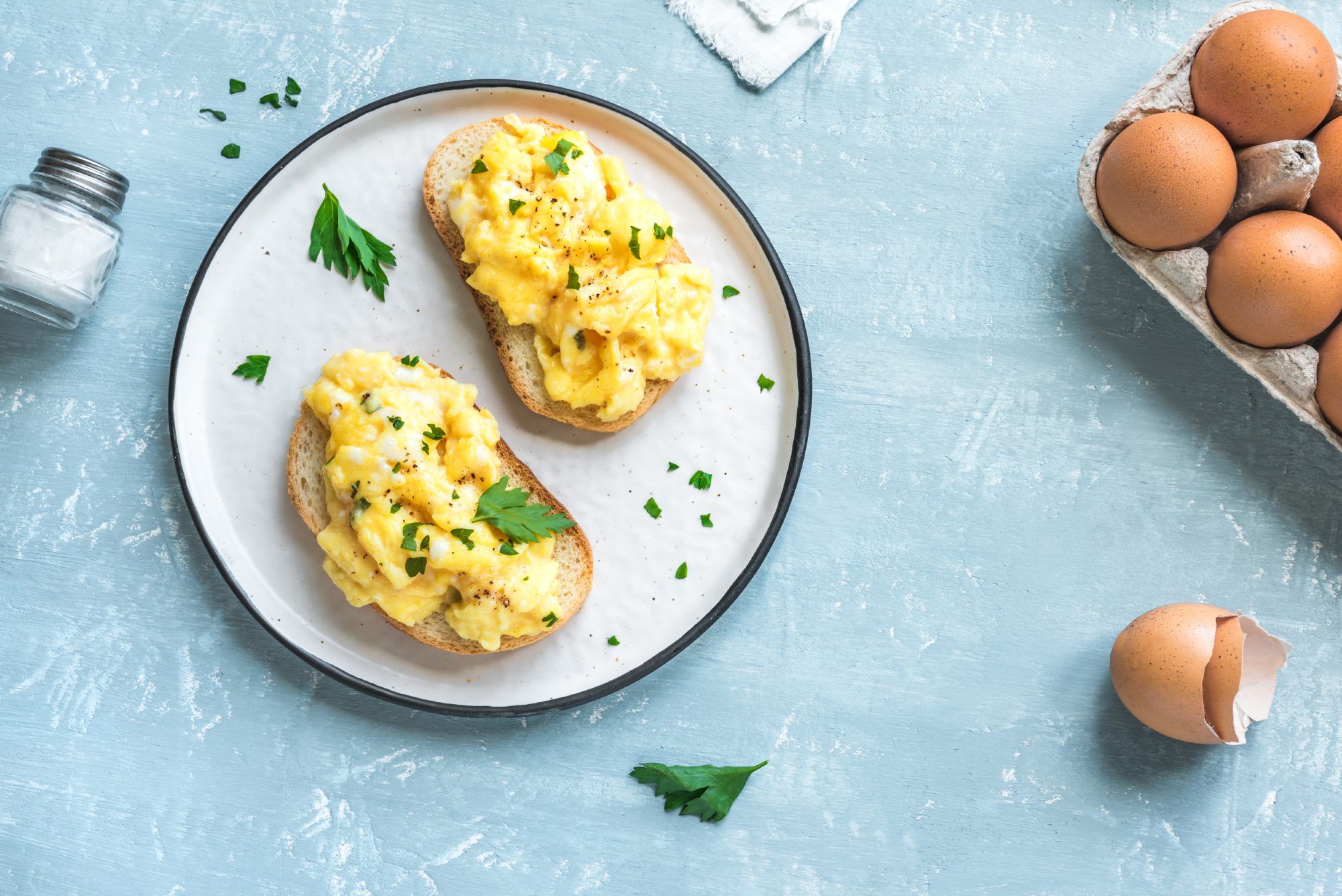 äggröra-matlagning-misstag: fluffiga äggröra på toast