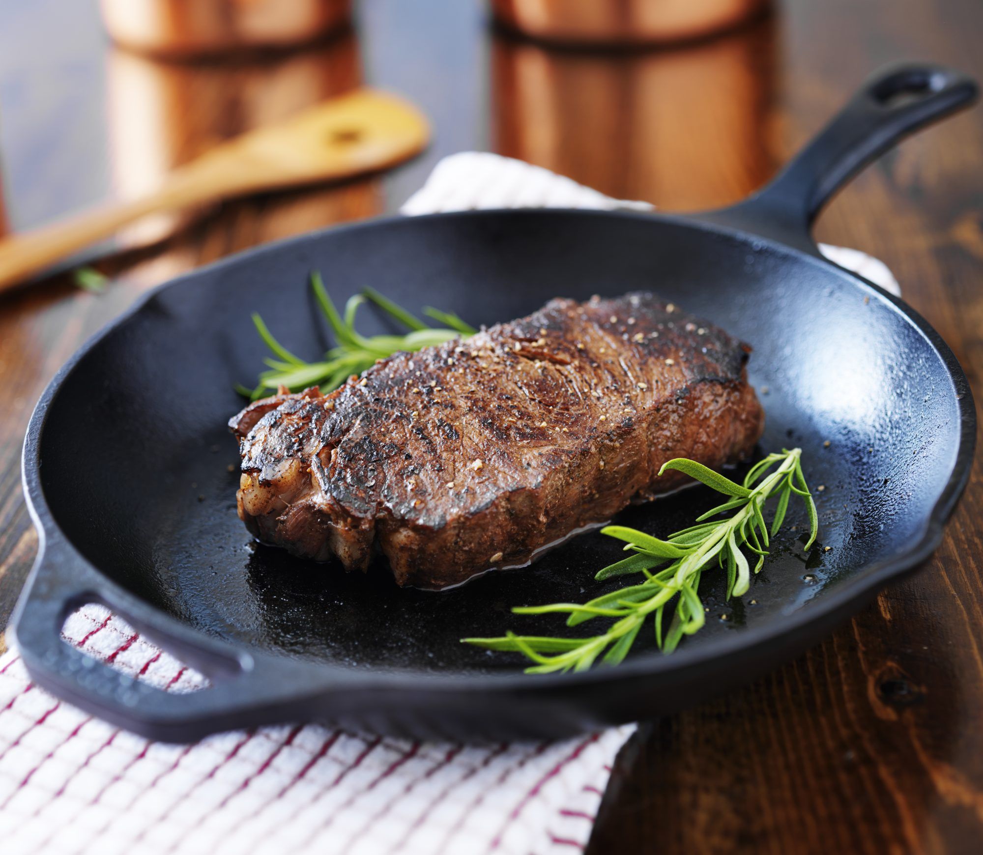 Suivez ces 7 conseils pour cuisiner un steak poêlé de qualité restaurant