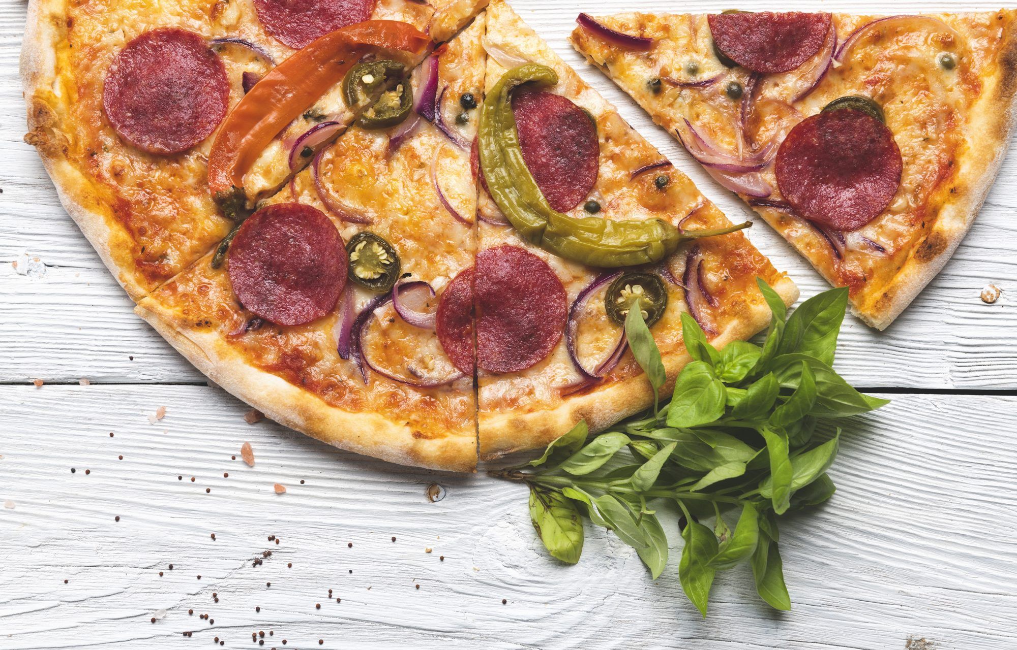 最もクリスピーでおいしい冷凍ピザを調理するための6つのハック