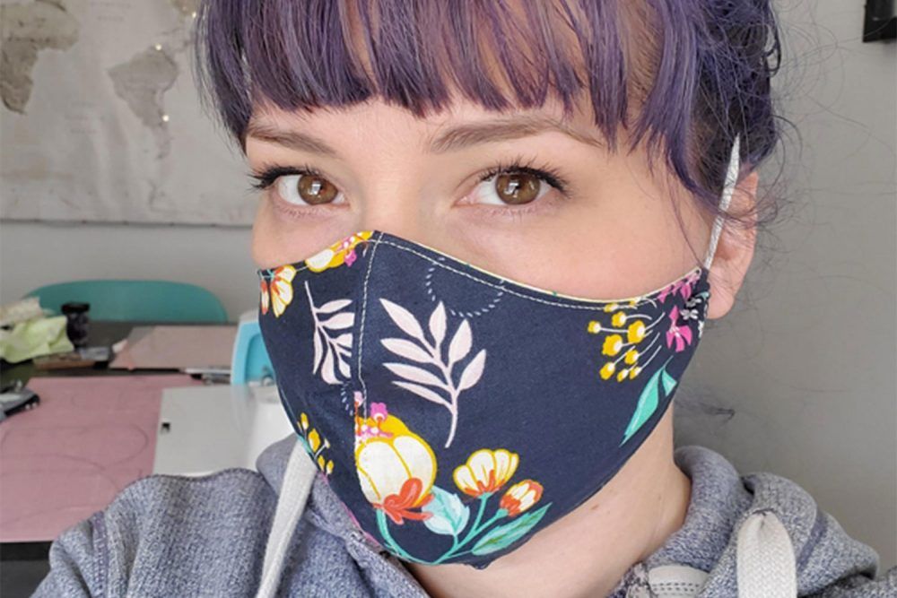 mulher usando máscara facial: Cricut mobilizou a comunidade de artesãos para fazer máscaras faciais como parte do desafio Milhões de Máscaras