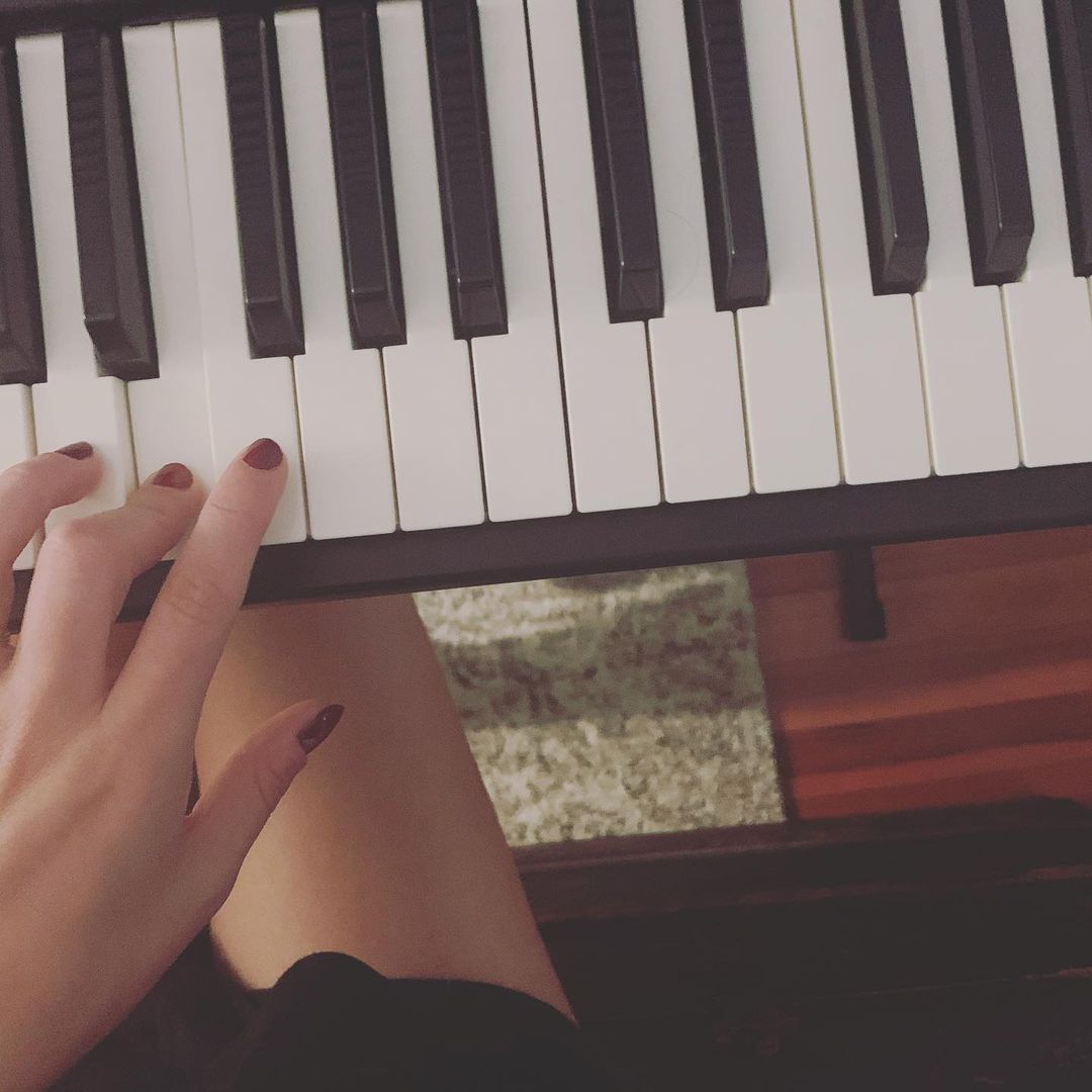 cântând la pian