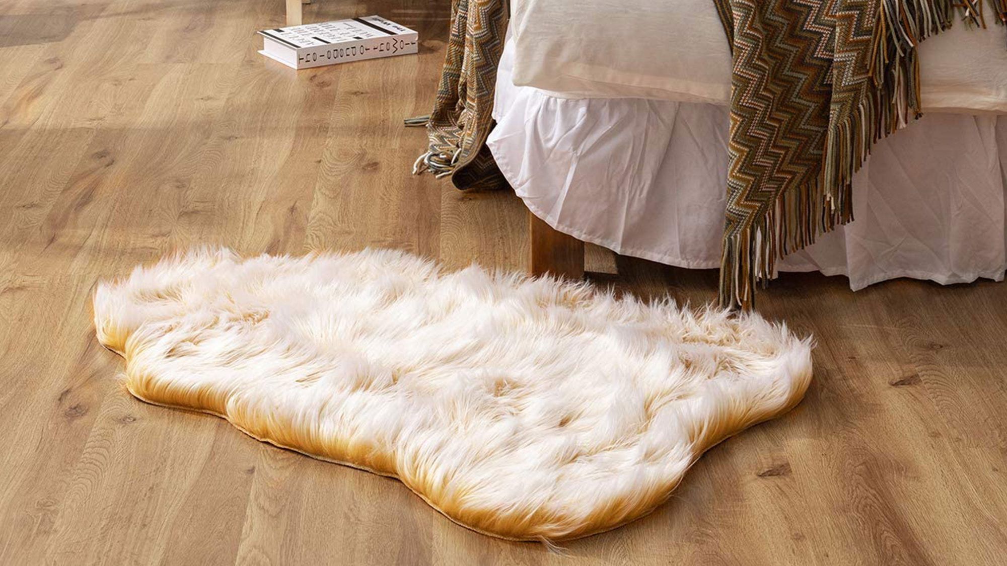 Tysiące kupujących Amazon dodaje ten „luksusowy i miękki” dywan ze sztucznego futra za 20 USD do swojej listy życzeń