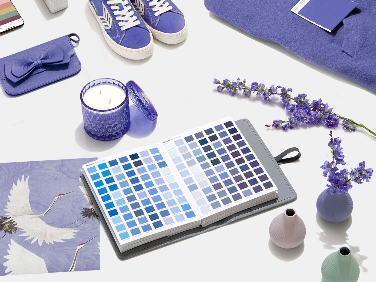 Pantone Color of the Year 2022, Very Peri, um vibrante azul pervinca em um design gráfico abstrato