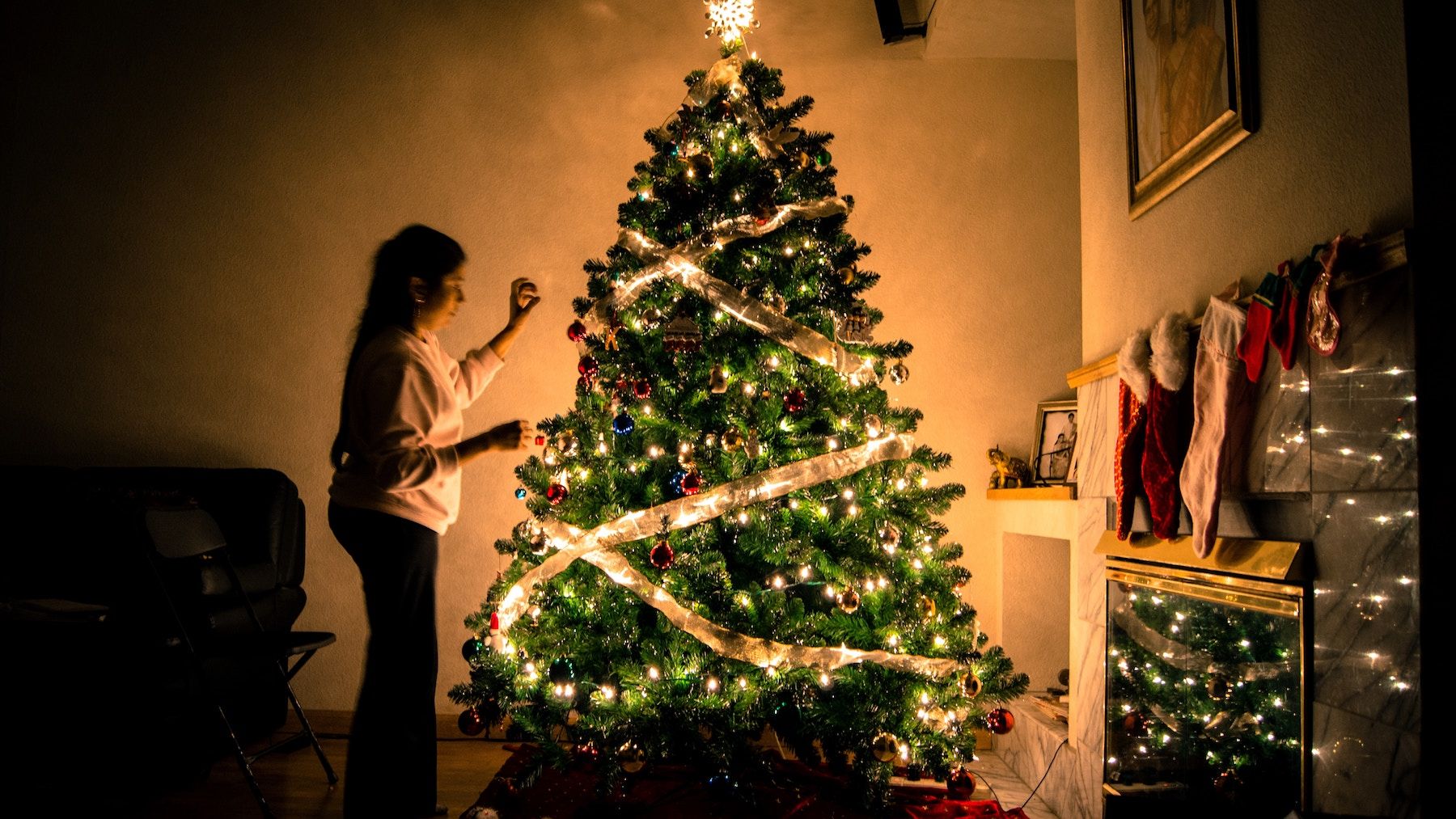 كيفية وضع الشريط على شجرة عيد الميلاد