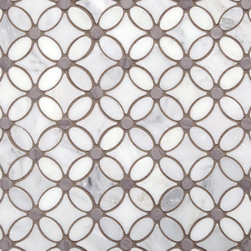 Mozaik iz sivega in belega cvetja Viviano Marmo, 14,99 USD / kos; flooranddecor.com.