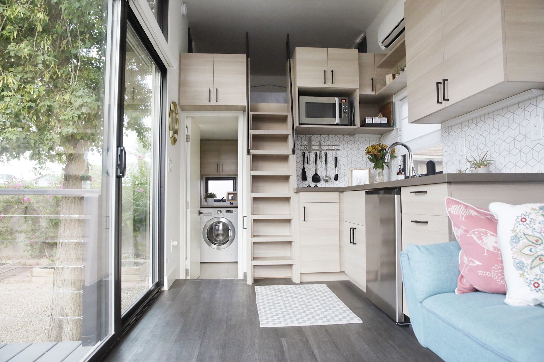 Спестяващи пространство идеи за декор, които да заимствате от вдъхновяващи малки домове