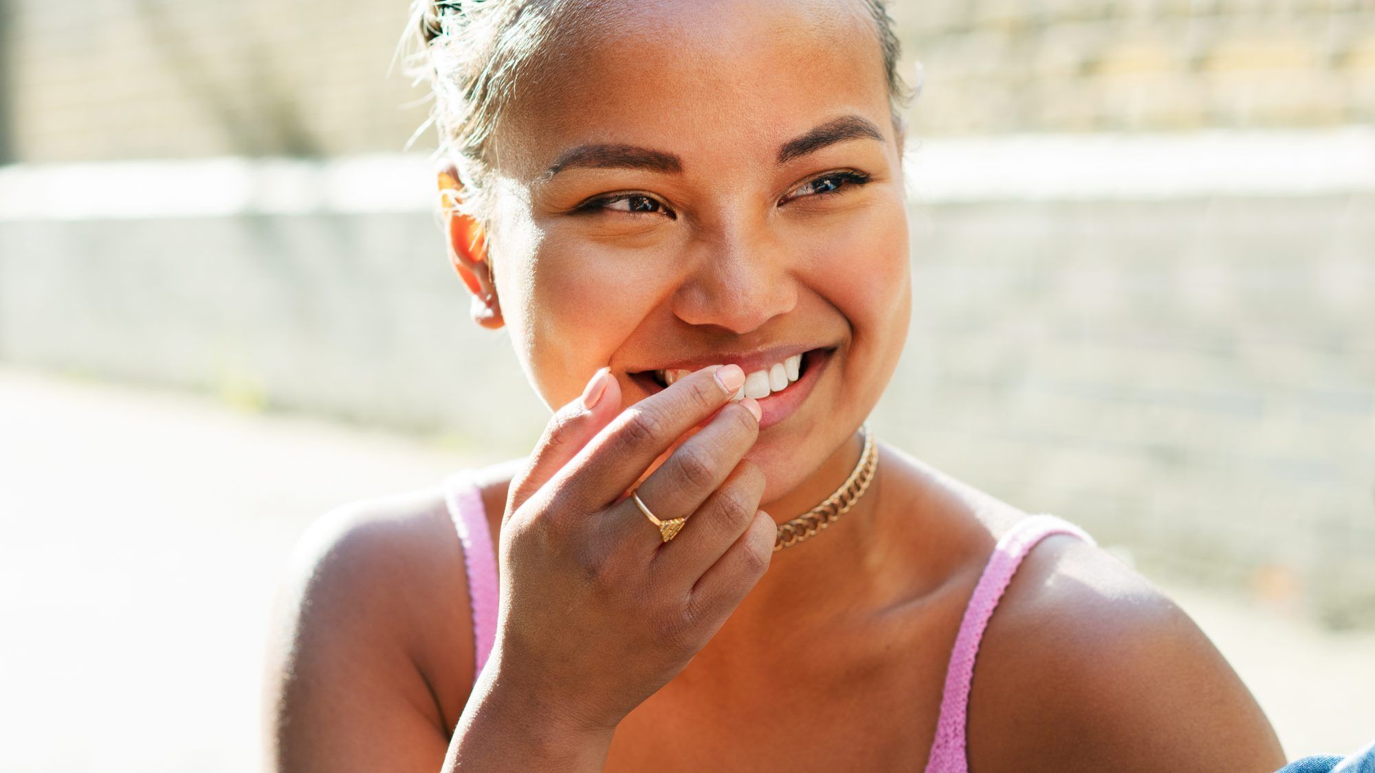 hambavalgendusvead: valgete hammastega naine naeratab