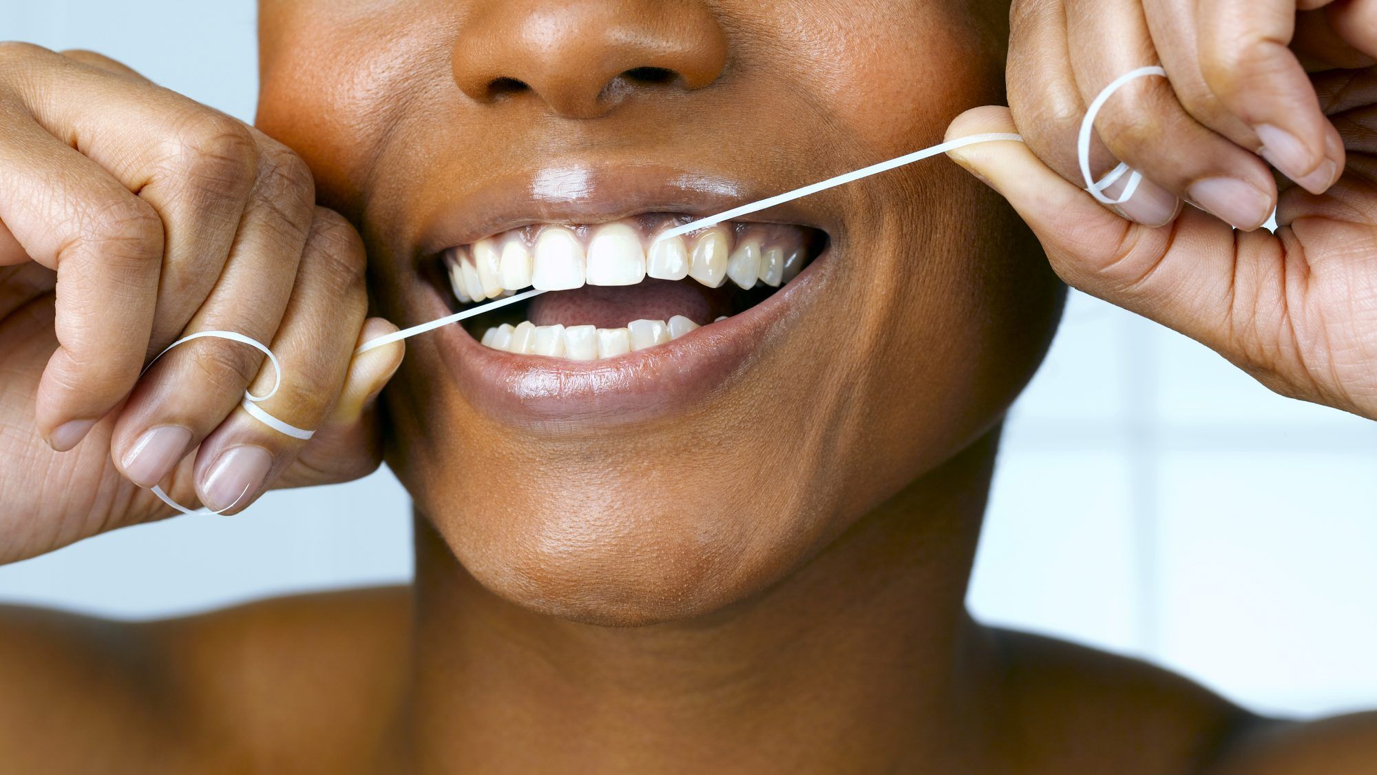 Blør tannkjøttet ditt? Her er 12 mulige årsaker - og hva du kan gjøre med dem
