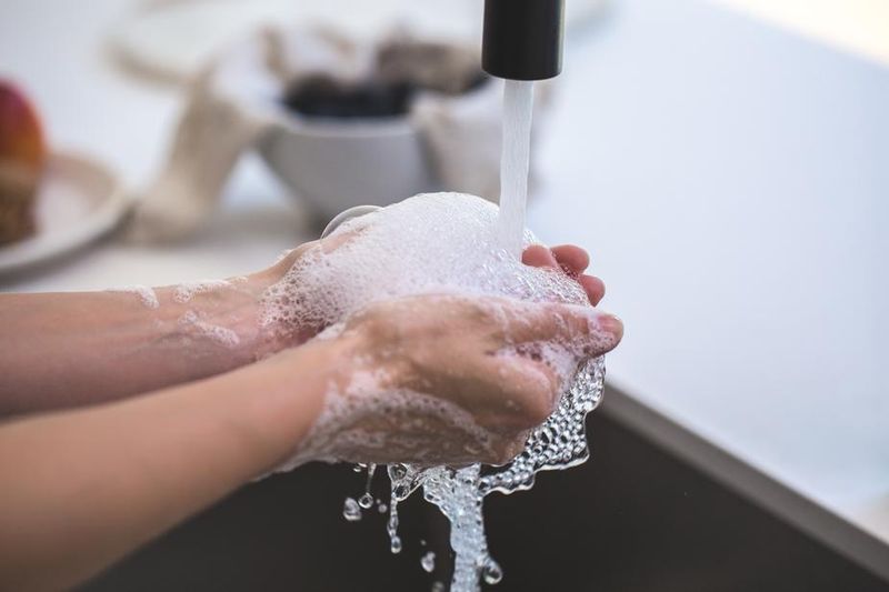 9 рецепти за домашен разпенващ се сапун за ръце (лесни)