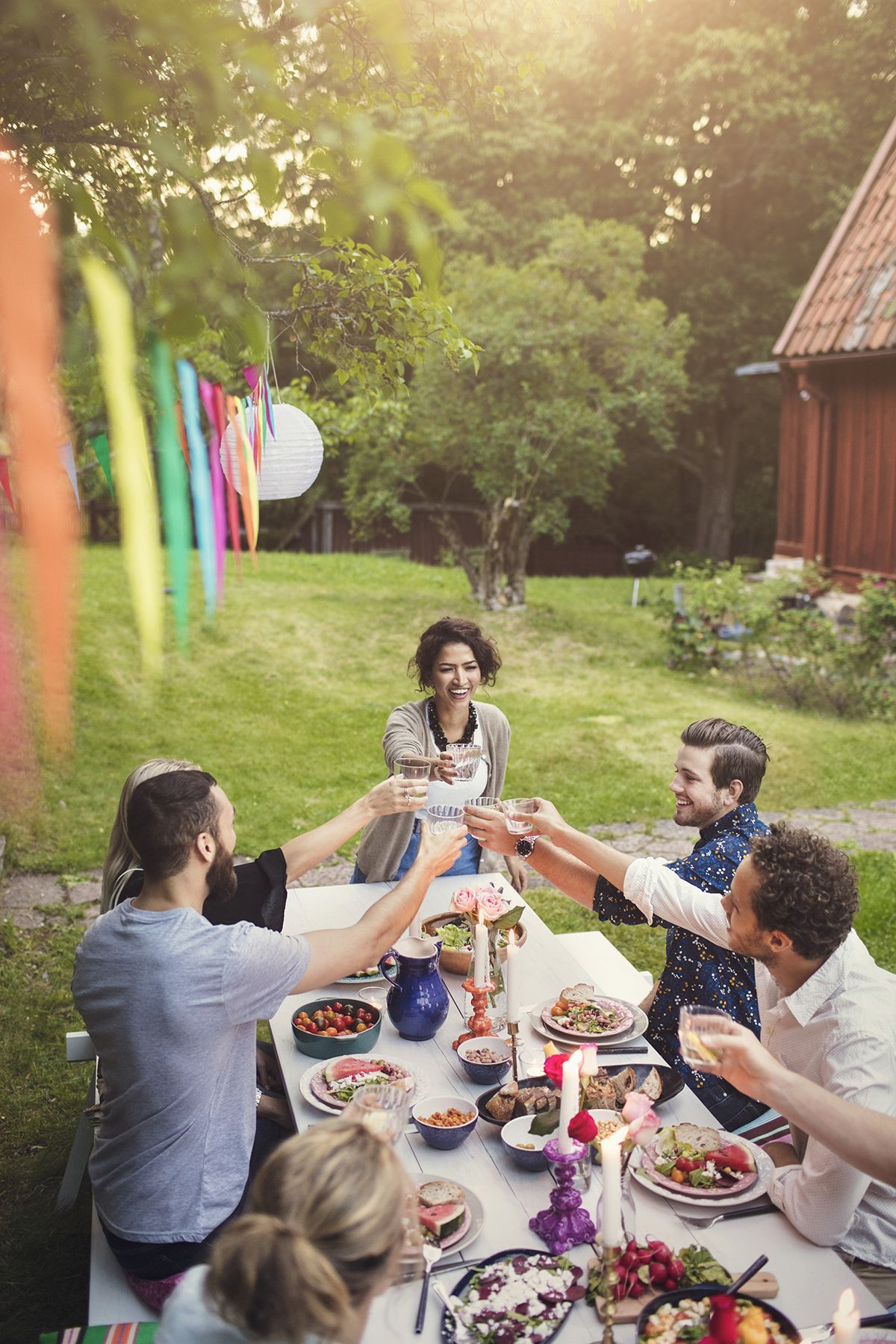 퀴어 아이의 조나단 반 네스에 따르면 최고의 여름 파티를 여는 방법