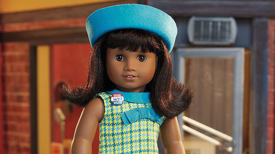 אמזון מכינה סרט בובות ילדה אמריקאית בשידור חי
