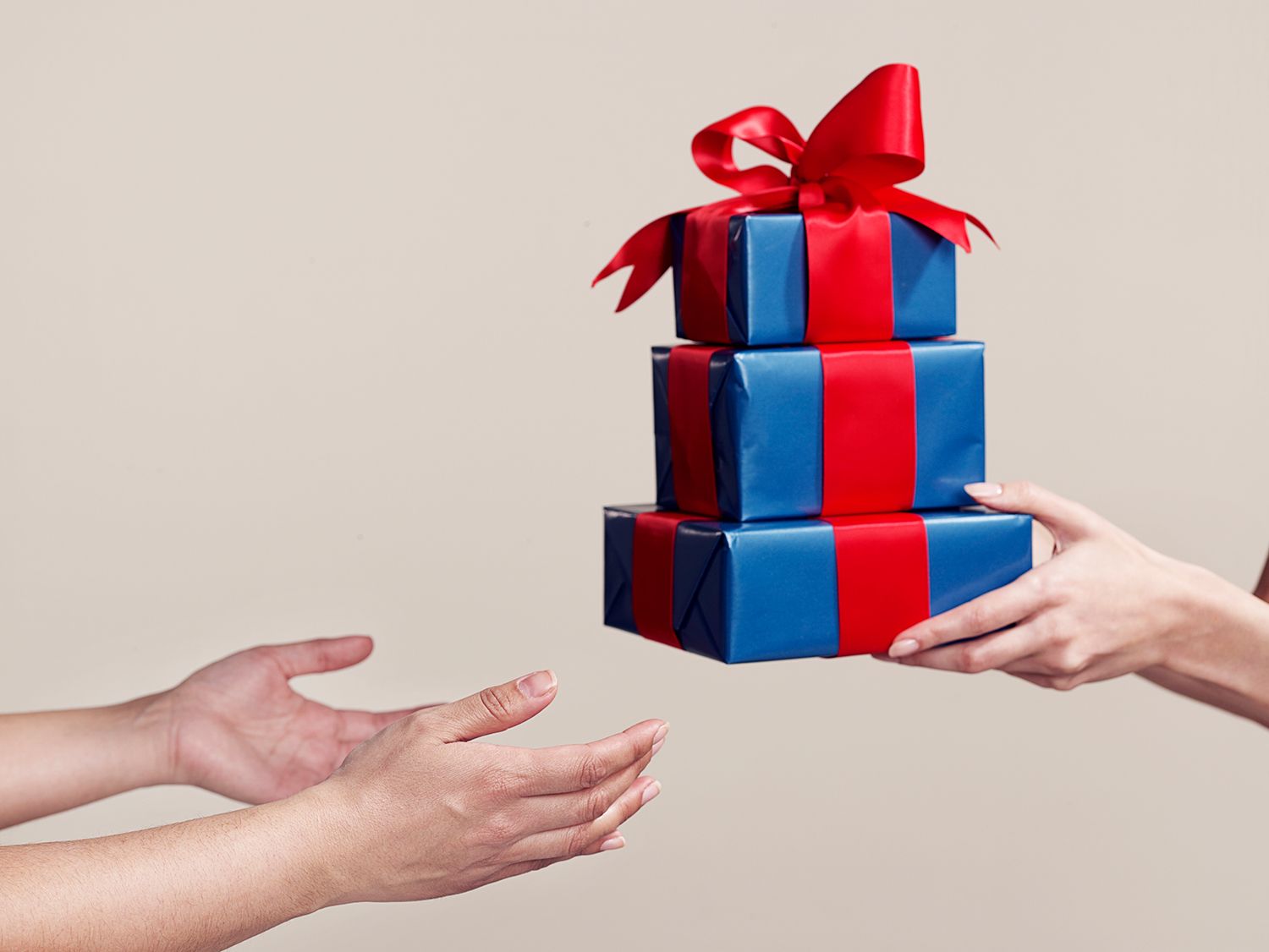 Właściwy sposób radzenia sobie z prezentami, których nie chcesz