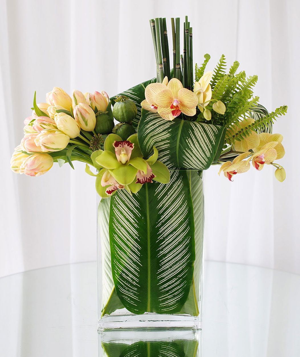 Gul tulipan og orkidé arrangement