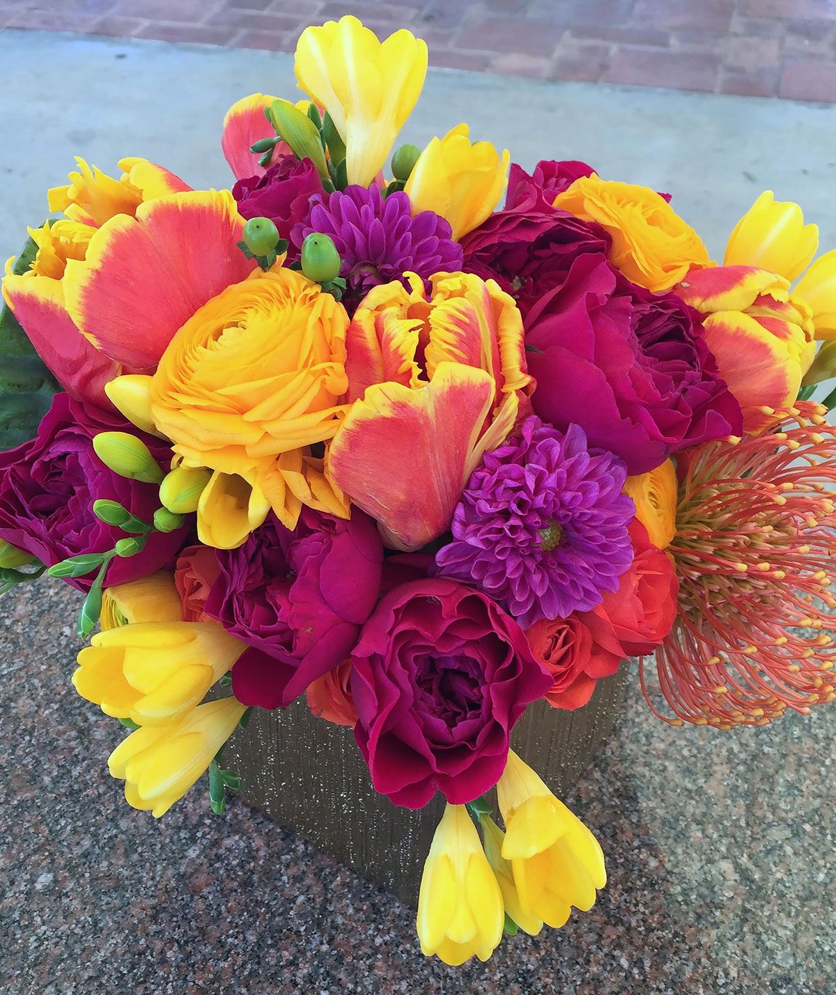 סידור פרחים בצבע בהיר עם צבעוני תוכי