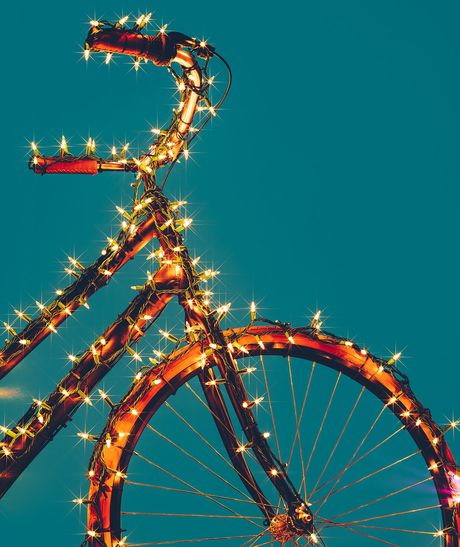 Polkupyörä kääritty valoihin