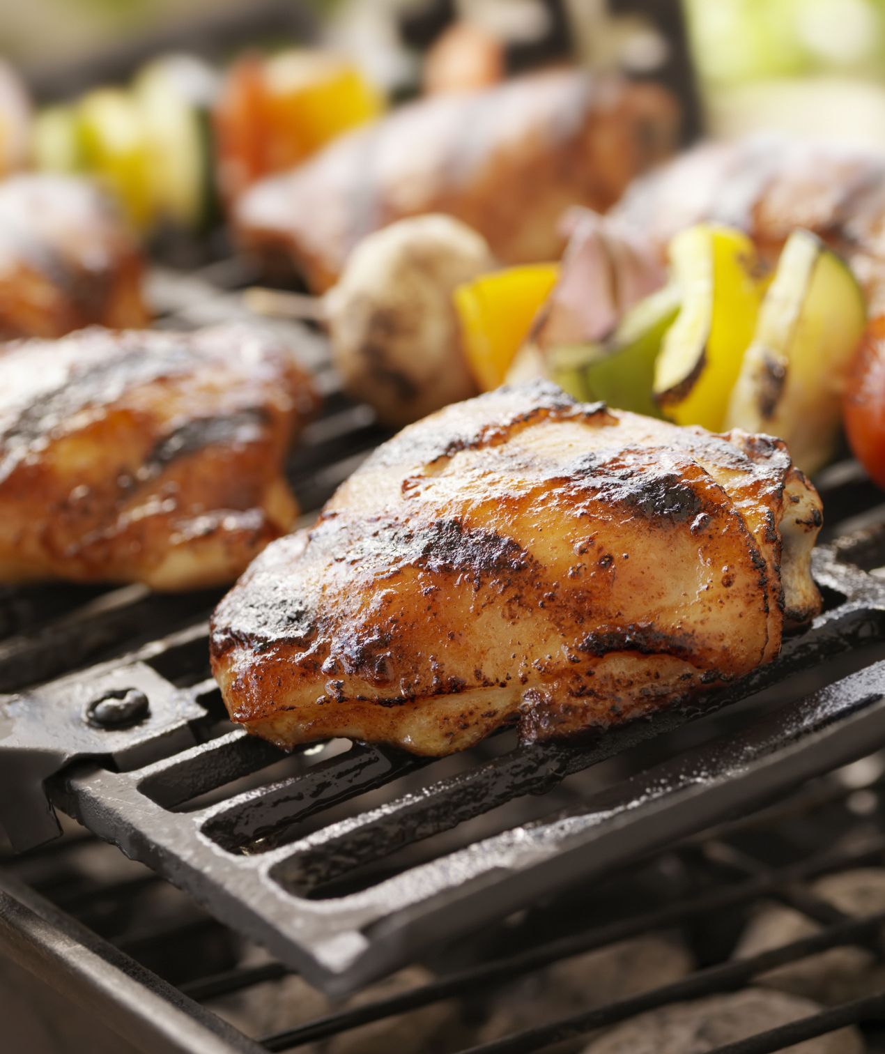 Cuisses de poulet et brochettes sur grill