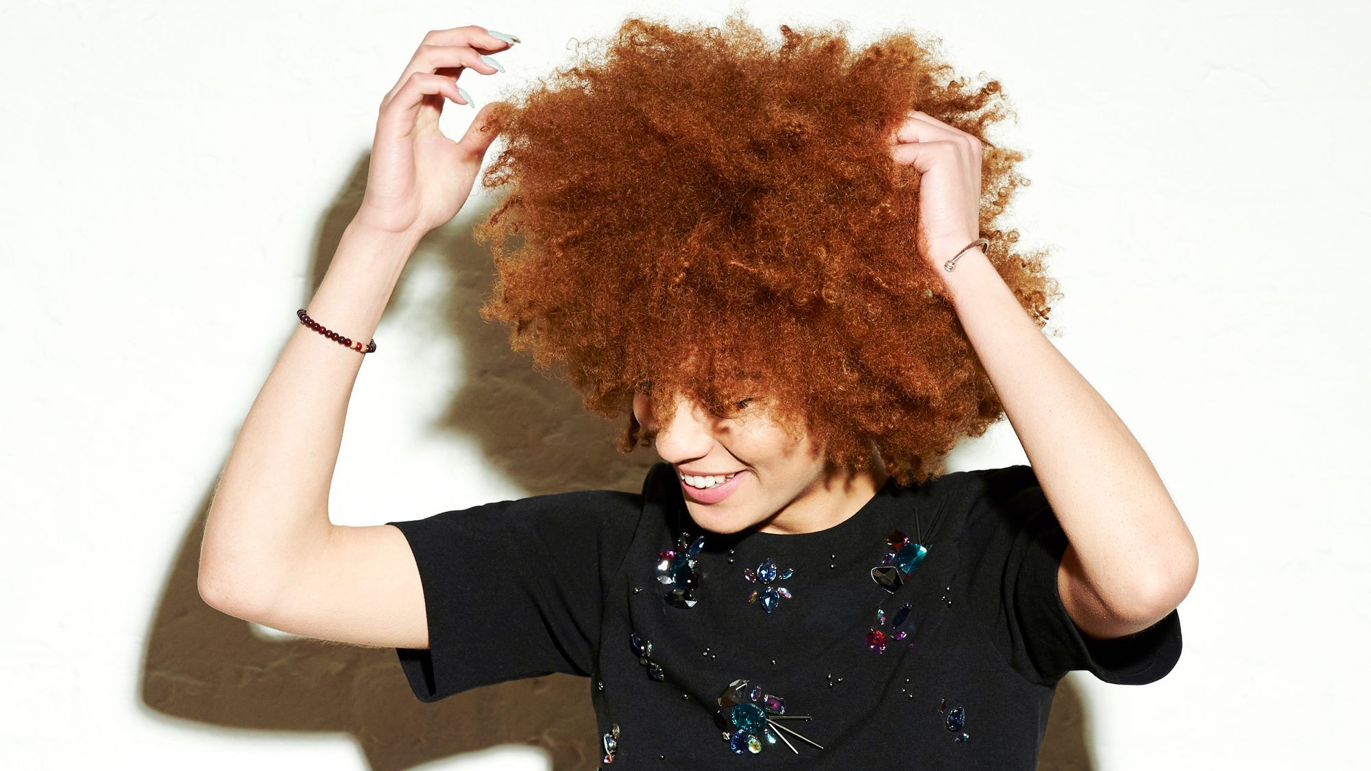10 egyszerű hack a természetes haj otthoni fenntartásához, a fodrászok szerint