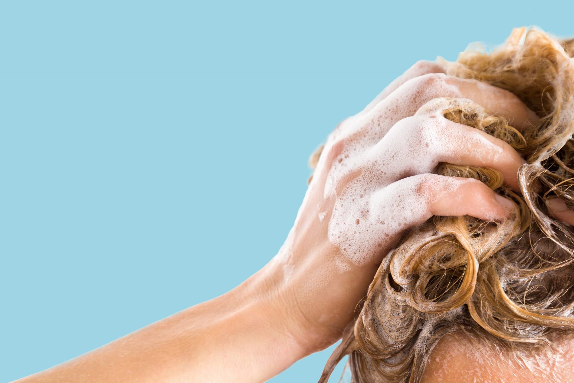 قبل التبرز: امرأة تغسل شعرها بالشامبو