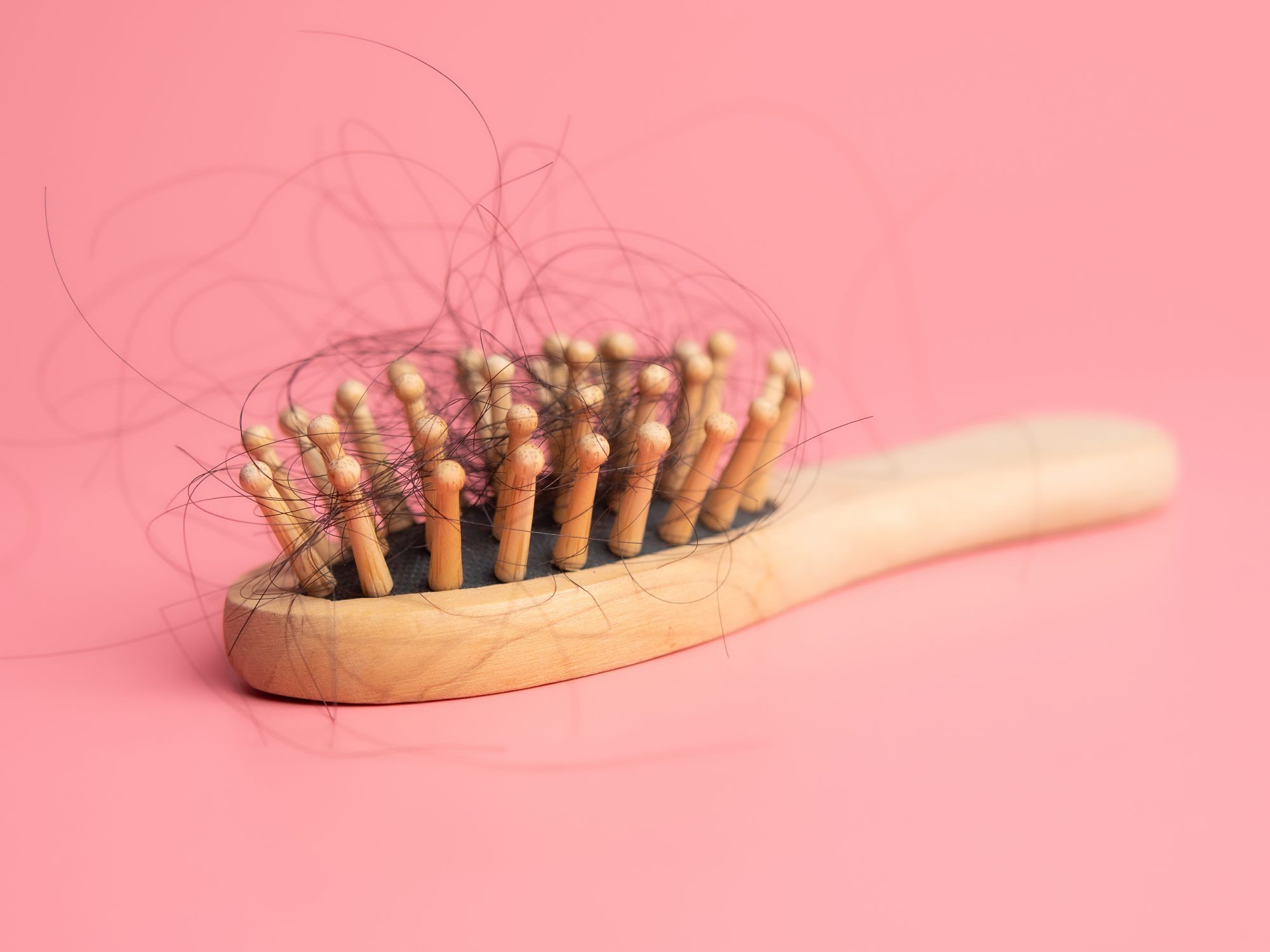 أفضل 8 منتجات لمكافحة تساقط الشعر ، وفقًا لعلماء الشعر