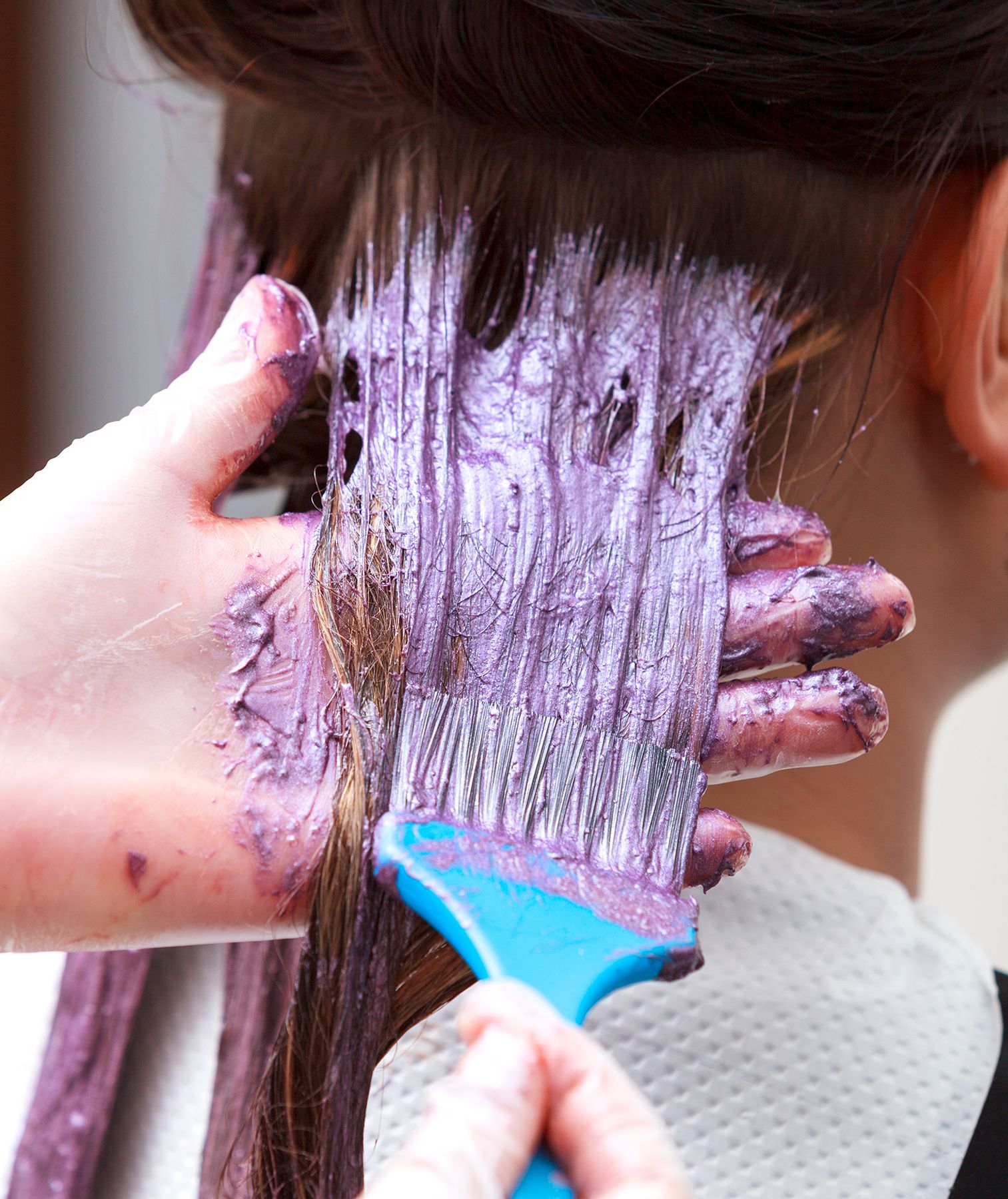 Kako odstraniti barvo za lase s kože