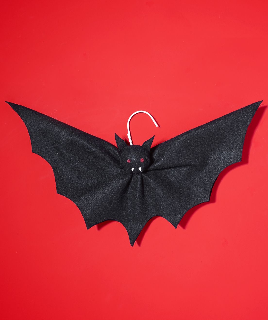 DIY Halloween-decorideeën: vliegende vleermuisdeurdecoratie door