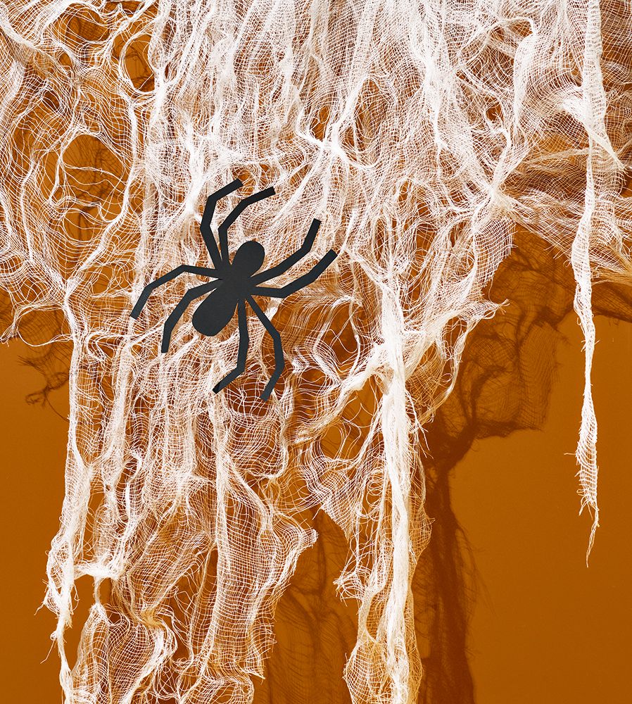 DIY Halloween decor kaasdoek spinnenwebben